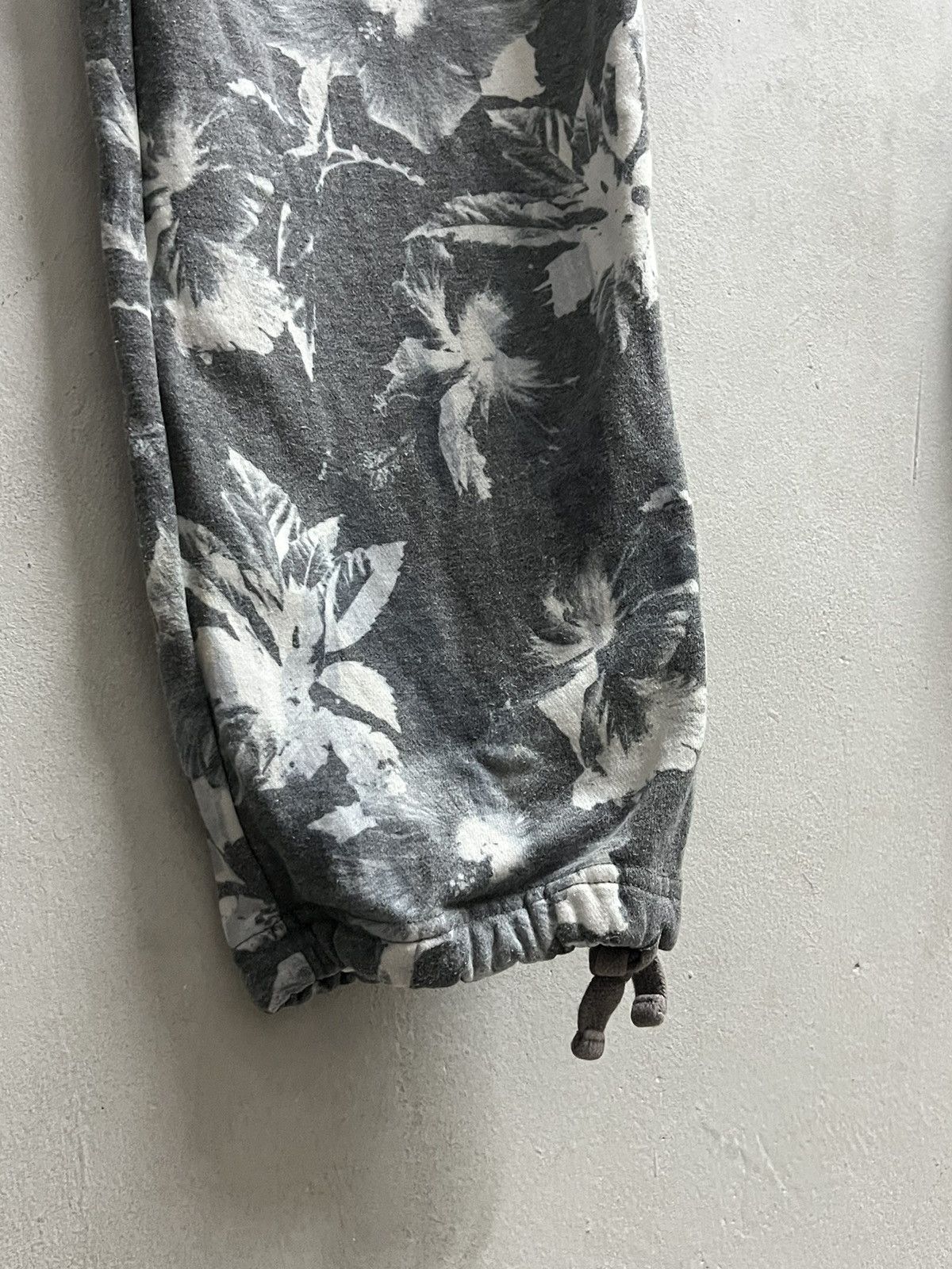 Huf × Seditionaries Huf Floral Grey Seditionaries jogger pants Size US 33 - 4 Thumbnail