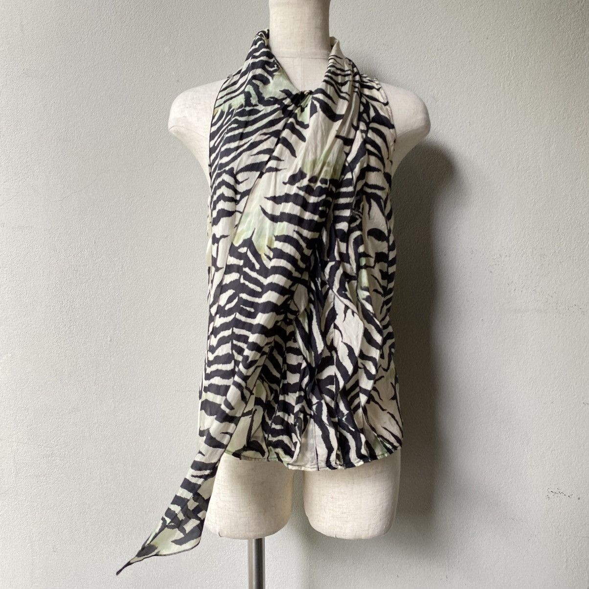 Max Mara MaxMara Zebra Print Sleeveless Bow Blouse Size M / US 6-8 / IT 42-44 - 14 Thumbnail