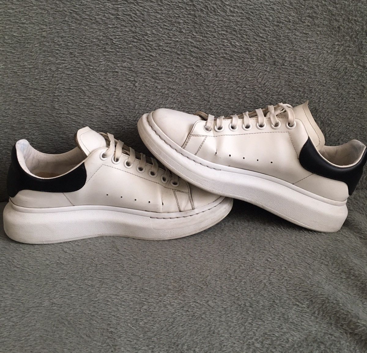 Alexander McQueen Alexander McQueen Oversized White Leather Sneakers EU 41 Size US 8 / EU 41 - 9 Thumbnail