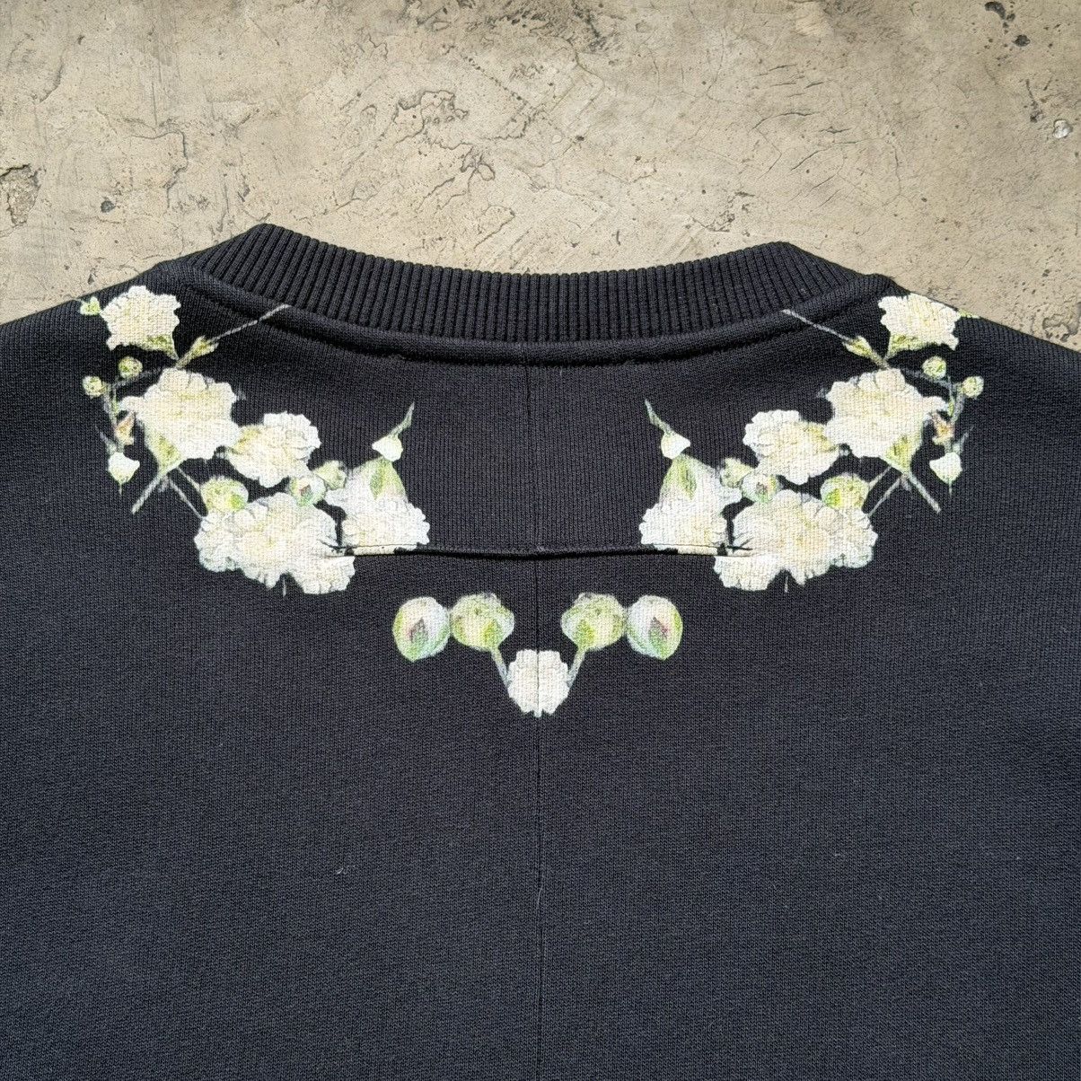 Givenchy Givenchy - 2015 Baby’s Breath Madonna & Child Crewneck Size US XS / EU 42 / 0 - 5 Thumbnail