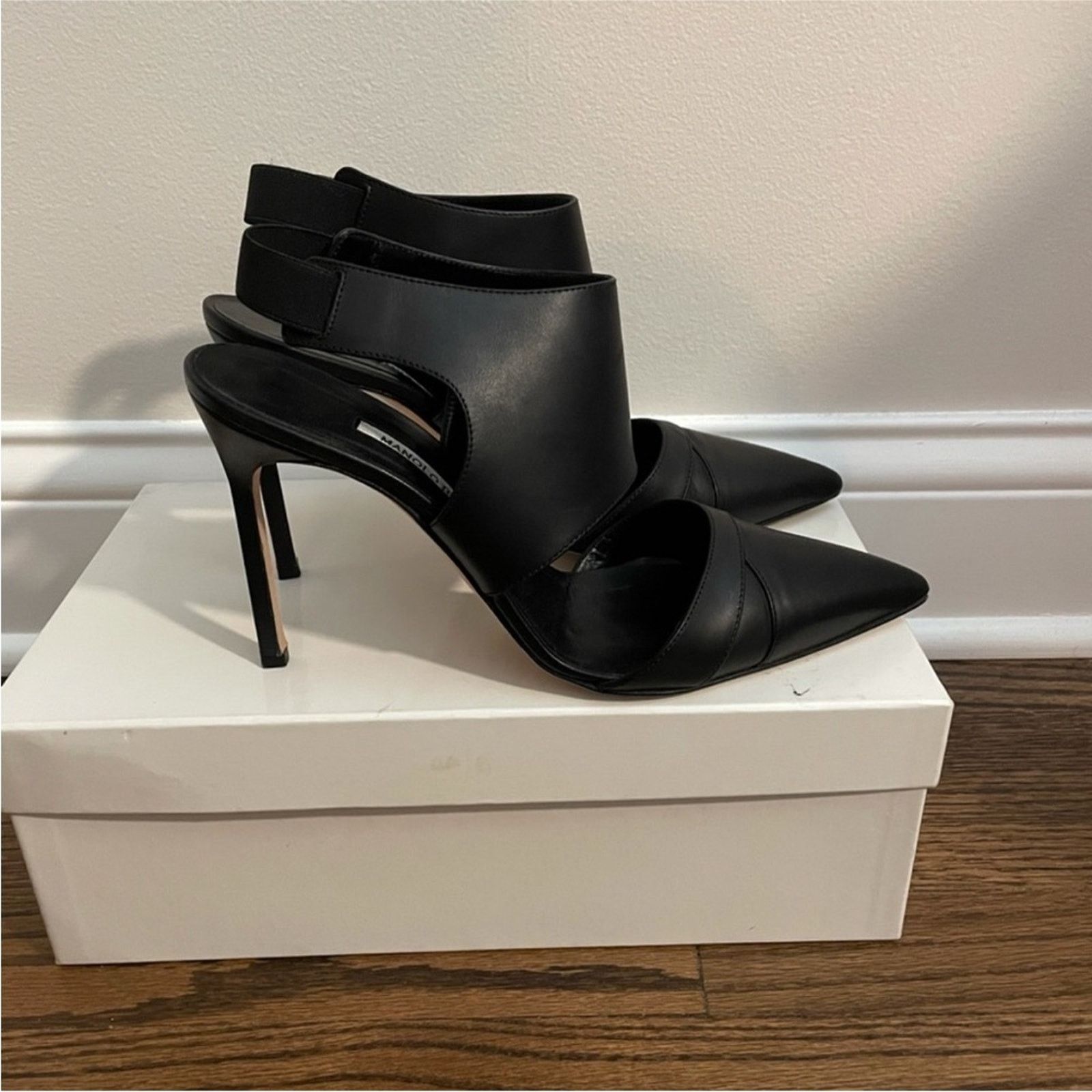 Manolo Blahnik Manolo Blahnik $885 Black Women's Heels size 39 (size 8.5 ) Size US 9 / IT 39 - 4 Thumbnail