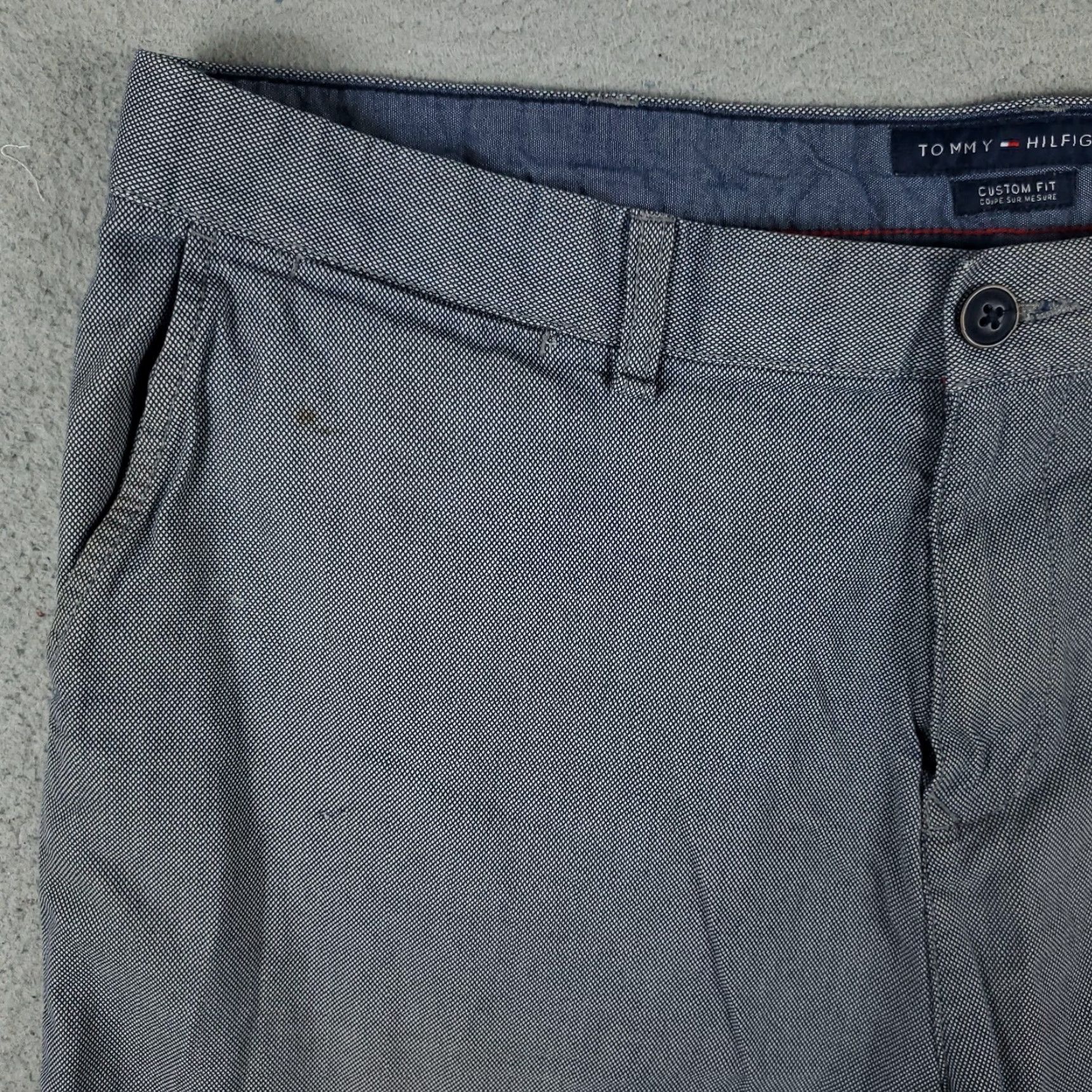 Tommy Hilfiger VINTAGE Tommy Hilfiger Men's Chinos Shorts Size 38 Blue Flat Front Casual Summer Size US 38 / EU 54 - 2 Thumbnail