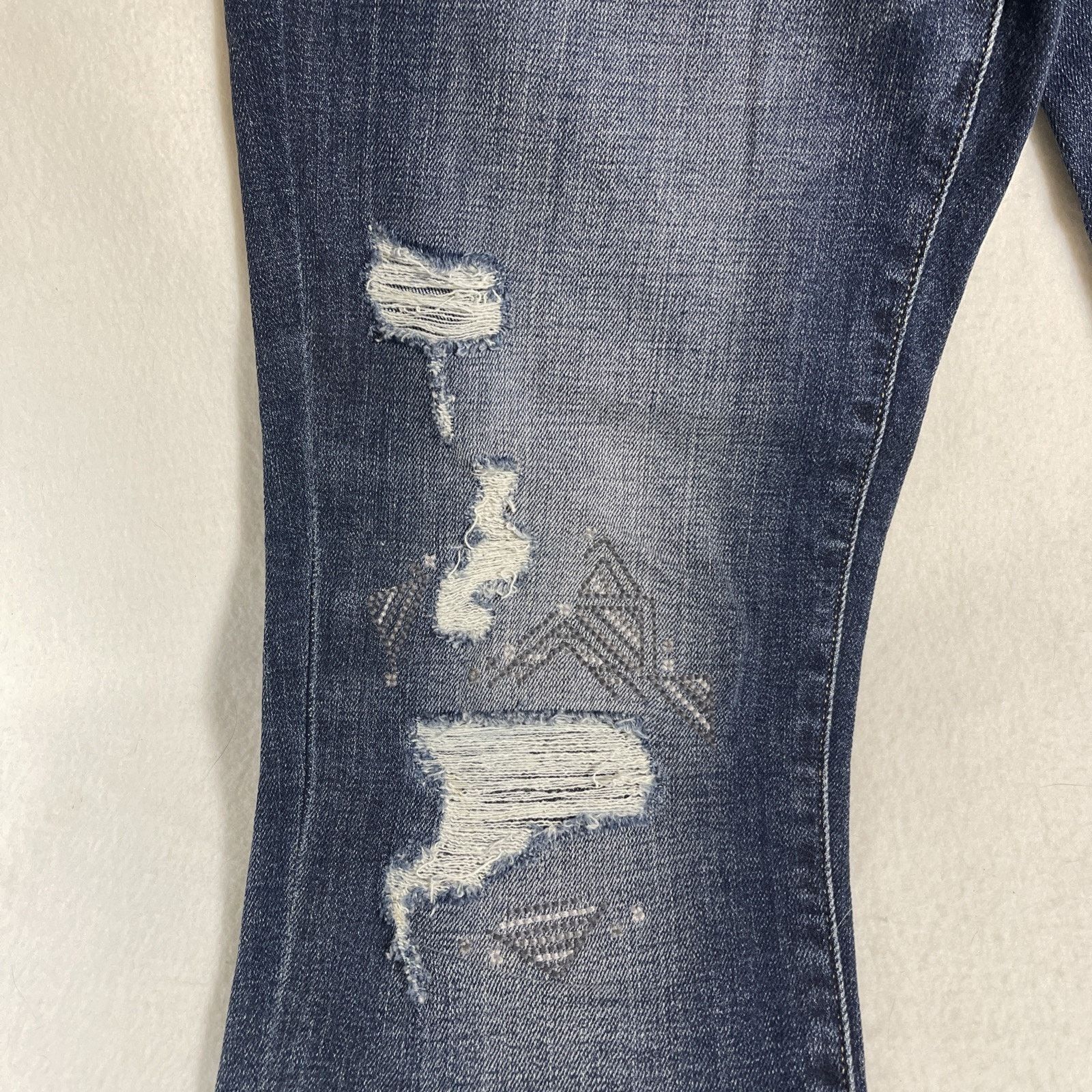 Rock & Republic Rock & Republic Berlin Women’s Sz 6M Distressed/ Embroidered Size 28" / US 6 / IT 42 - 4 Thumbnail