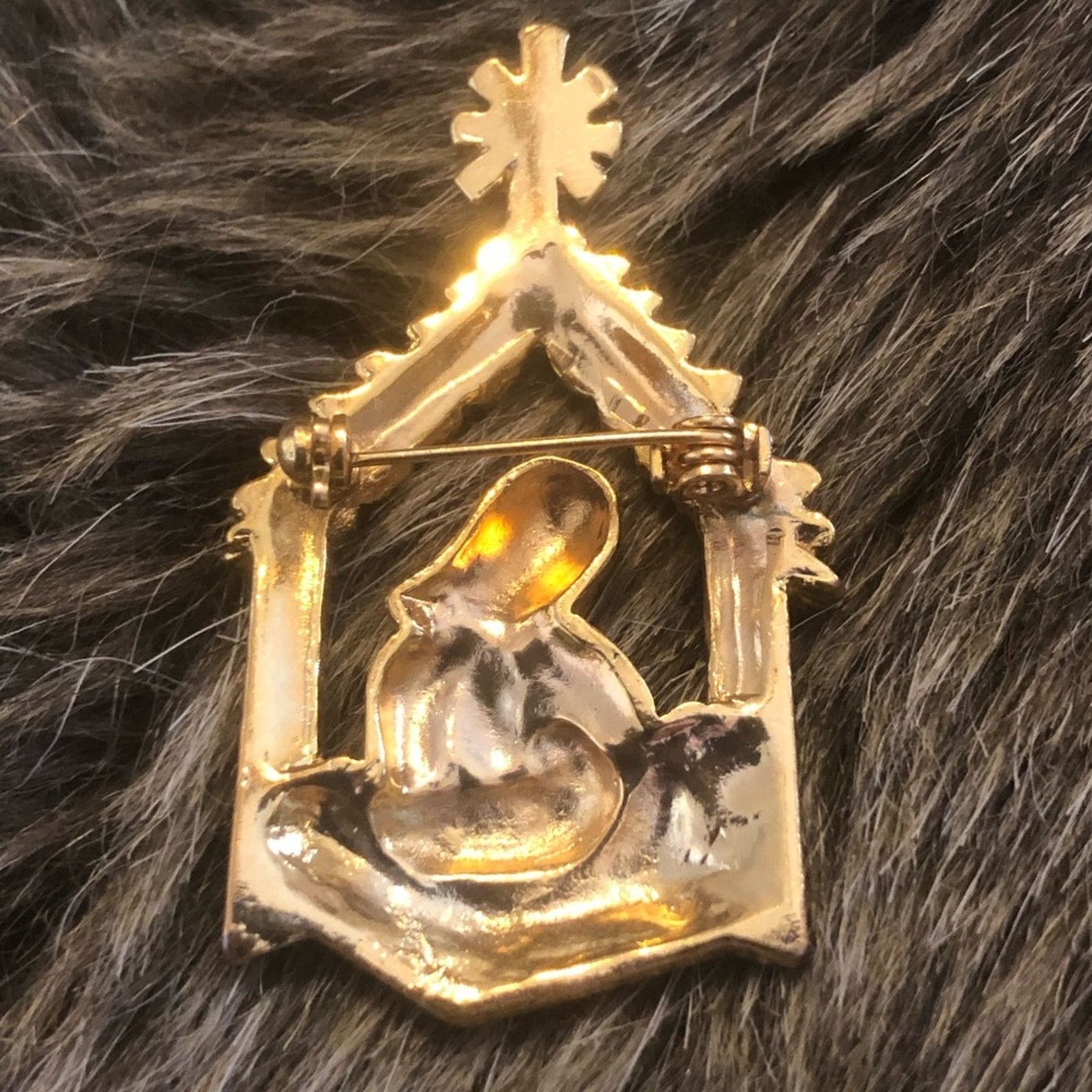 Vintage Vintage Mary with baby Jesus gold tone brooch pin Size ONE SIZE - 2 Thumbnail
