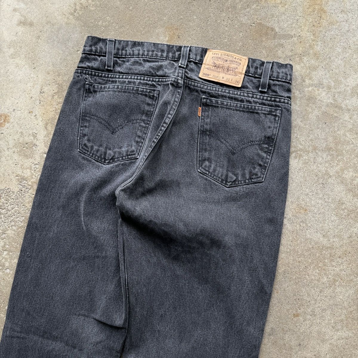 Vintage Vintage 90s Levi's 505 Faded Black Orange Tab Denim Jeans Size US 33 - 13 Thumbnail