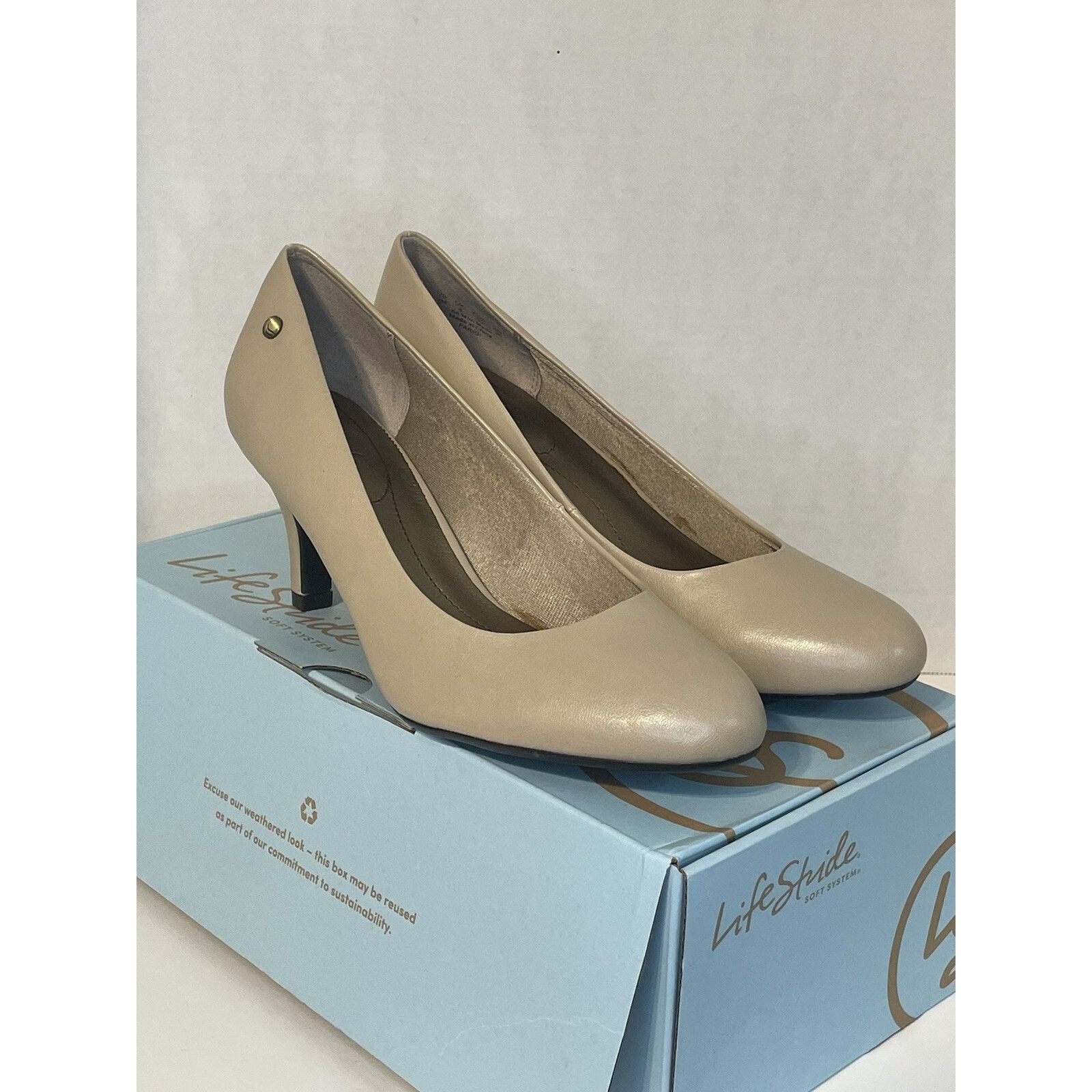 The Unbranded Brand LifeStride Women’s Nude Classic Heels Pumps Size 9M Comfort Size US 9 / IT 39 - 7 Thumbnail