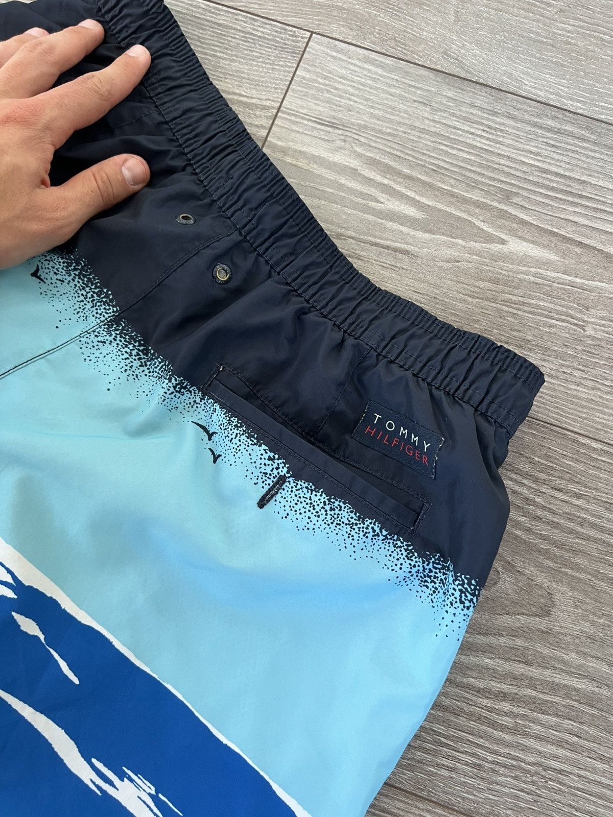Tommy Hilfiger Tommy Hilfiger Overprinted Bahama Beach Swimming Shorts Size US 30 / EU 46 - 21 Thumbnail