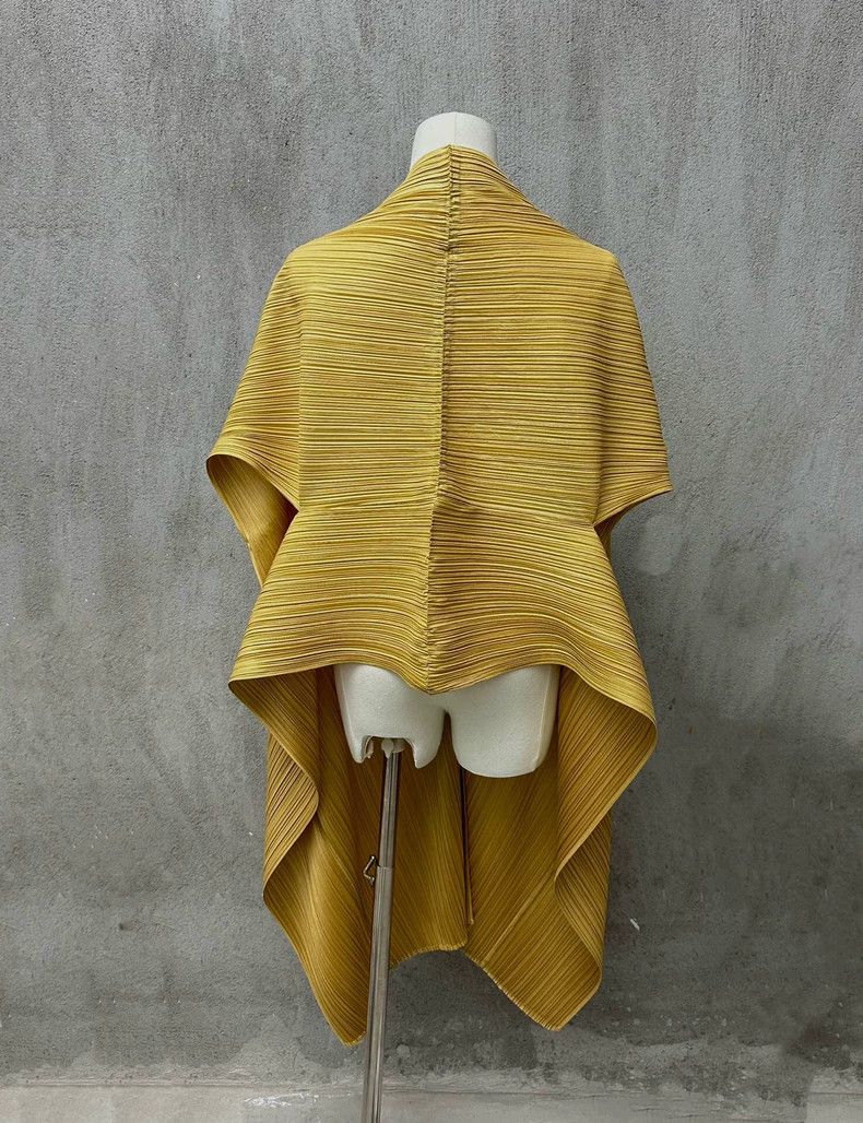 Issey Miyake Issey Miyake size:one size Yellow shiny shawl scarf pleate Size XS / US 0-2 / IT 36-38 - 2 Thumbnail