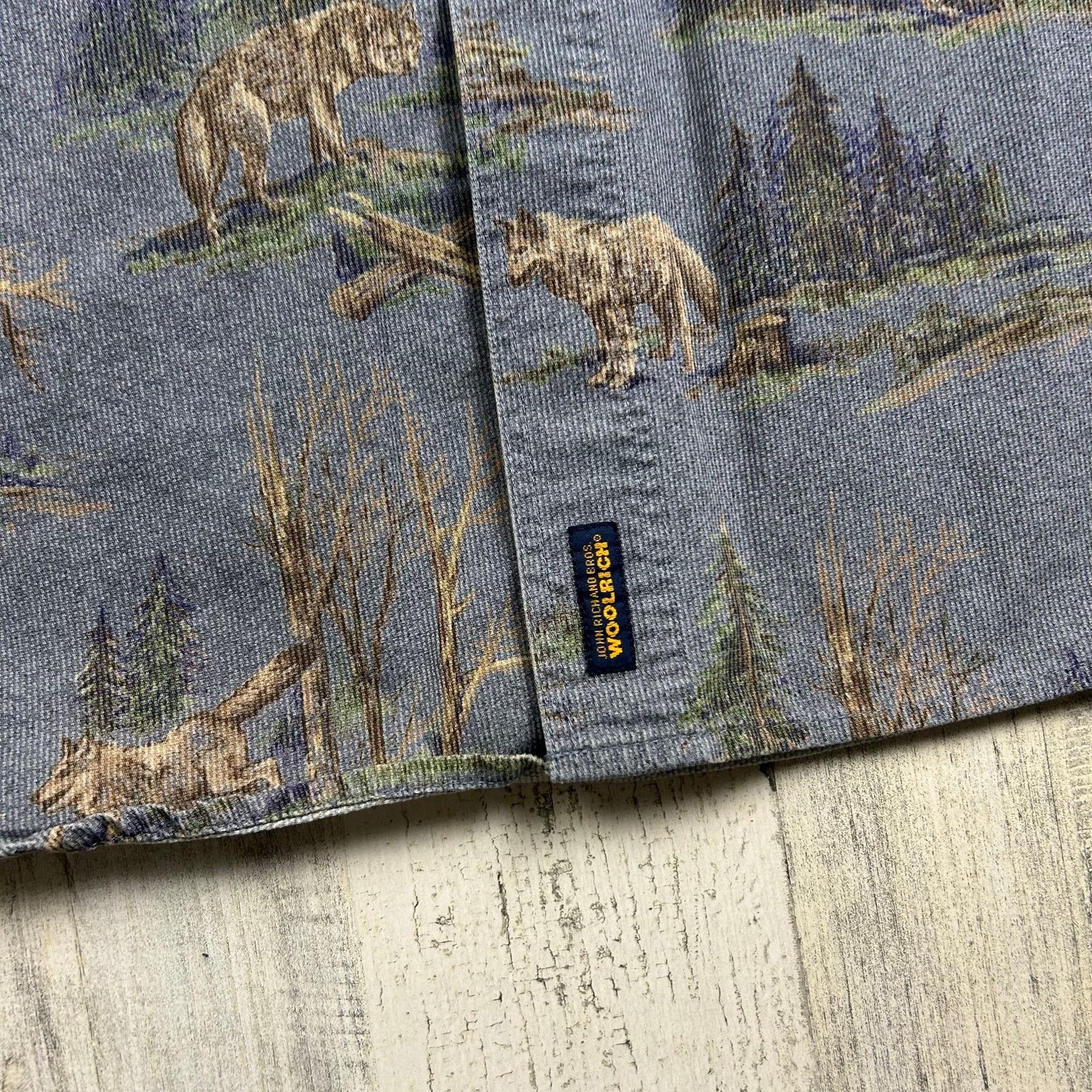 Woolrich Woolen Mills Vintage 1990s Woolrich Wolf in Forest Button-Down Shirt Size US L / EU 52-54 / 3 - 2 Thumbnail