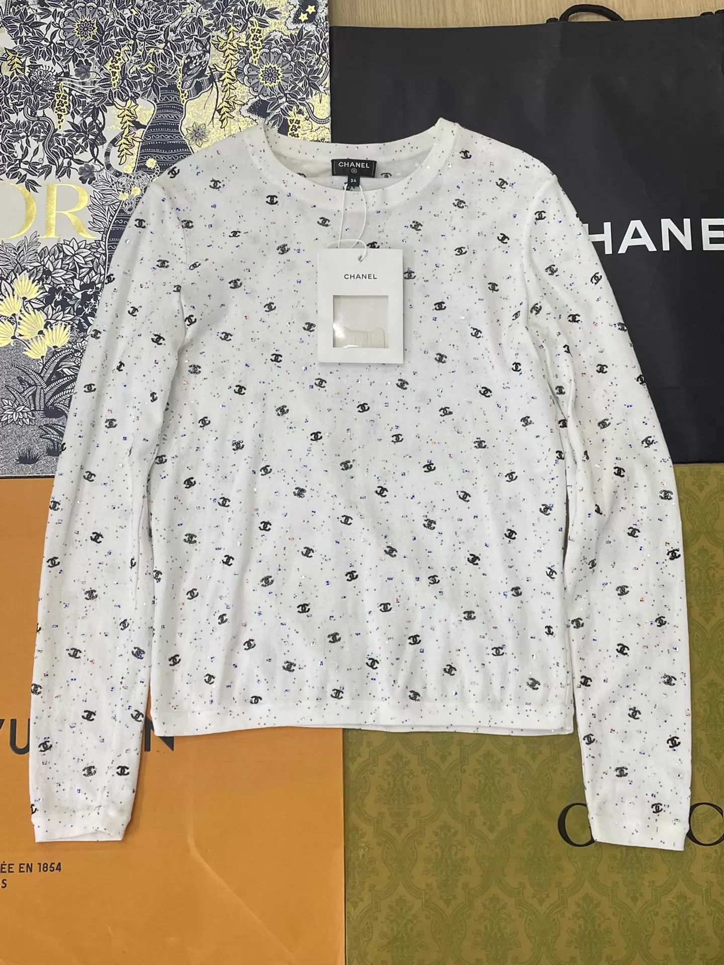 Chanel Chanel White Sequin Full Logo Starry Top Size 34 Size XS / US 0-2 / IT 36-38 - 1 Thumbnail