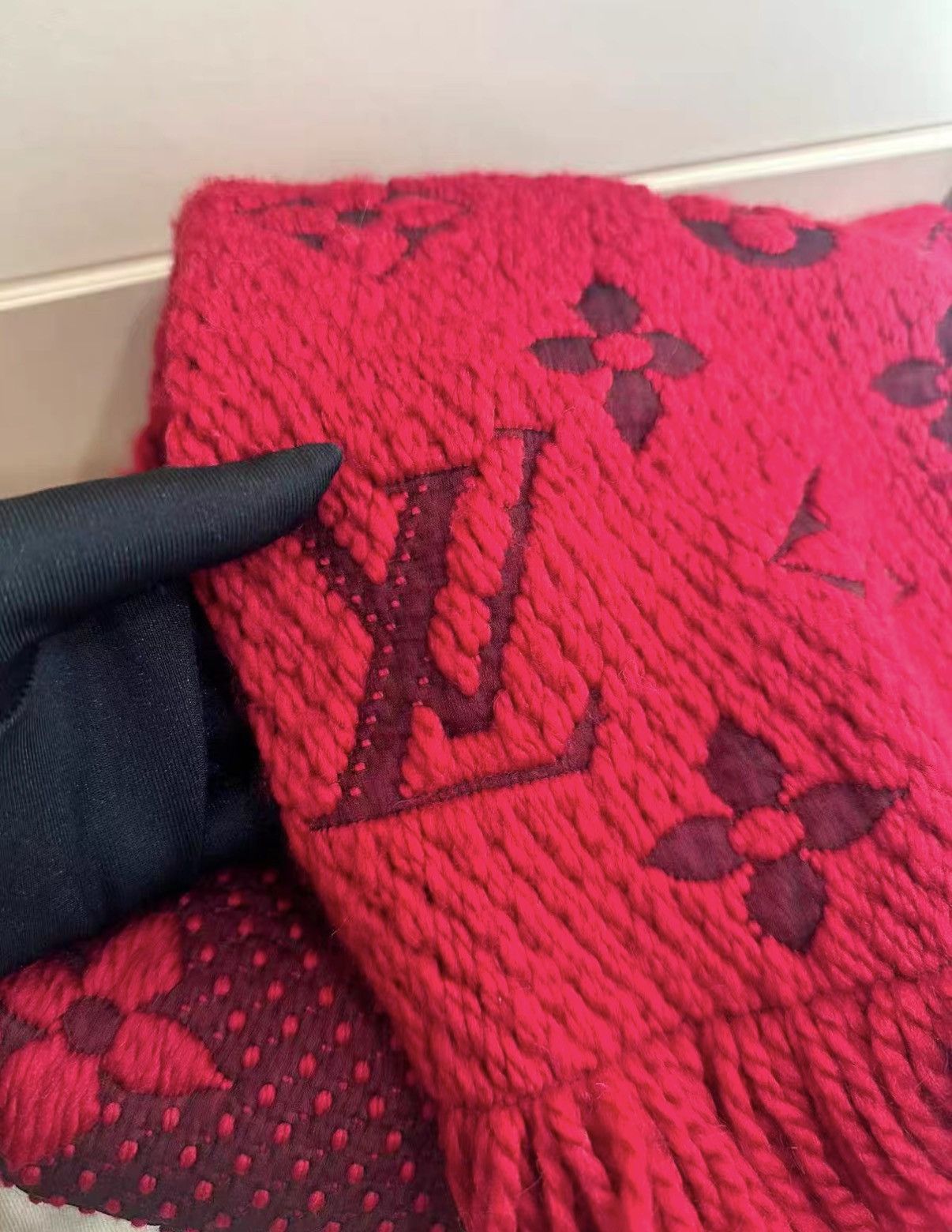 Louis Vuitton Louis Vuitton Red All-over Print Scarf J38 Size ONE SIZE - 5 Thumbnail