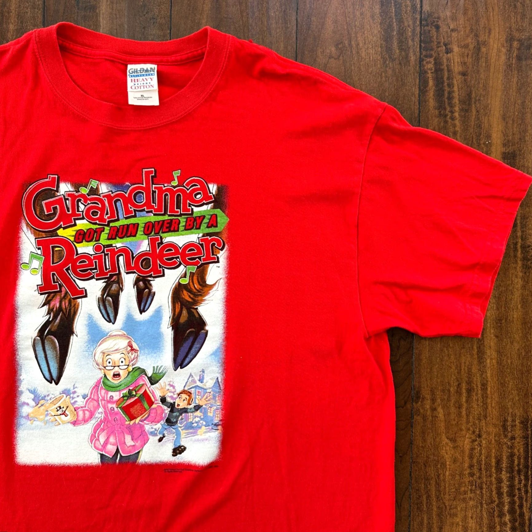 Gildan VINTAGE Christmas Grandma Got Ran Over By A Reindeer T Shirt Men XL Red Gildan Size US XL / EU 56 / 4 - 2 Thumbnail