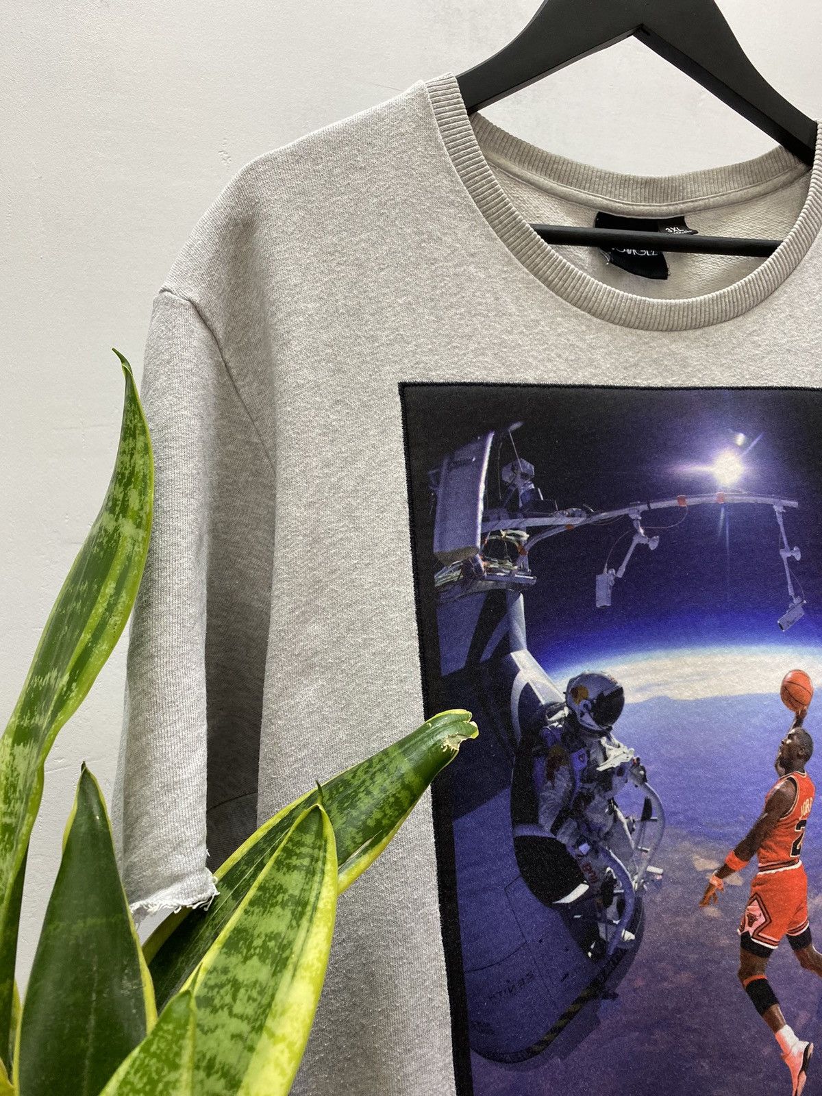 NBA Two Angel Jordan in Space NBA Basketball Sweatshirt Short SL Size US XXL / EU 58 / 5 - 6 Thumbnail