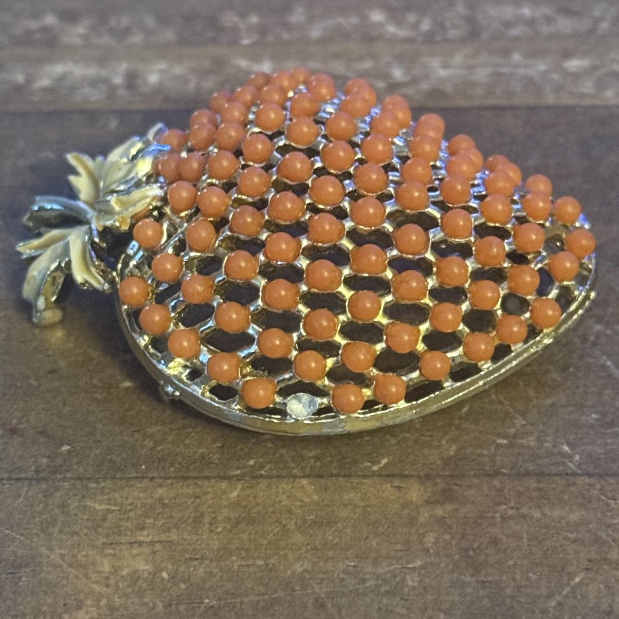 Vintage Vintage gold tone coral cabochon stones strawberry brooch Size ONE SIZE - 2 Thumbnail