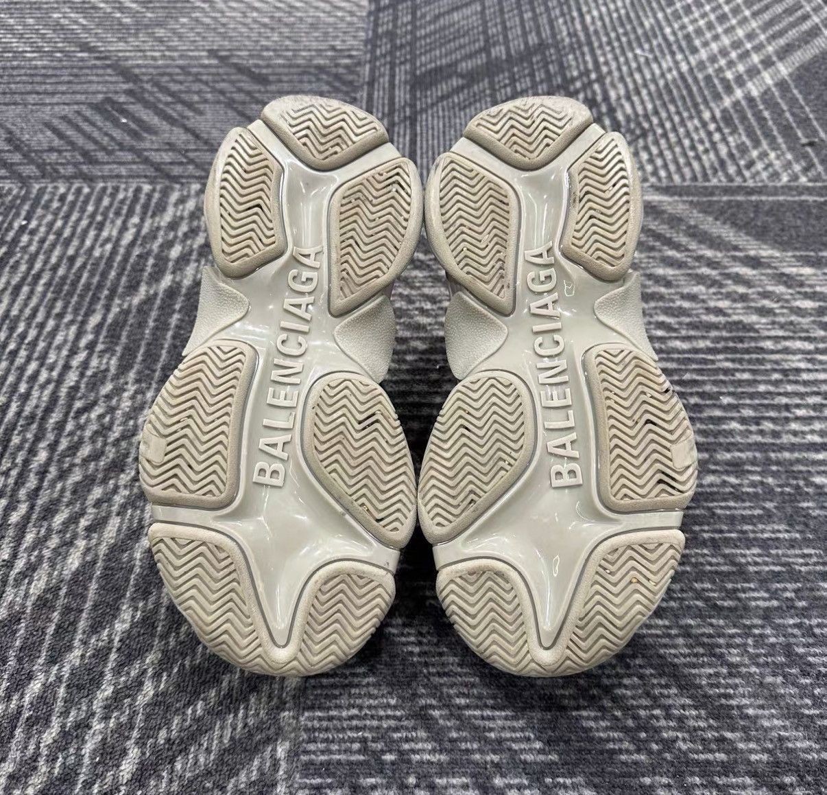 Balenciaga Balenciaga Triple S Grey Graffiti Sneakers J42 Size US 6 / IT 36 - 6 Thumbnail