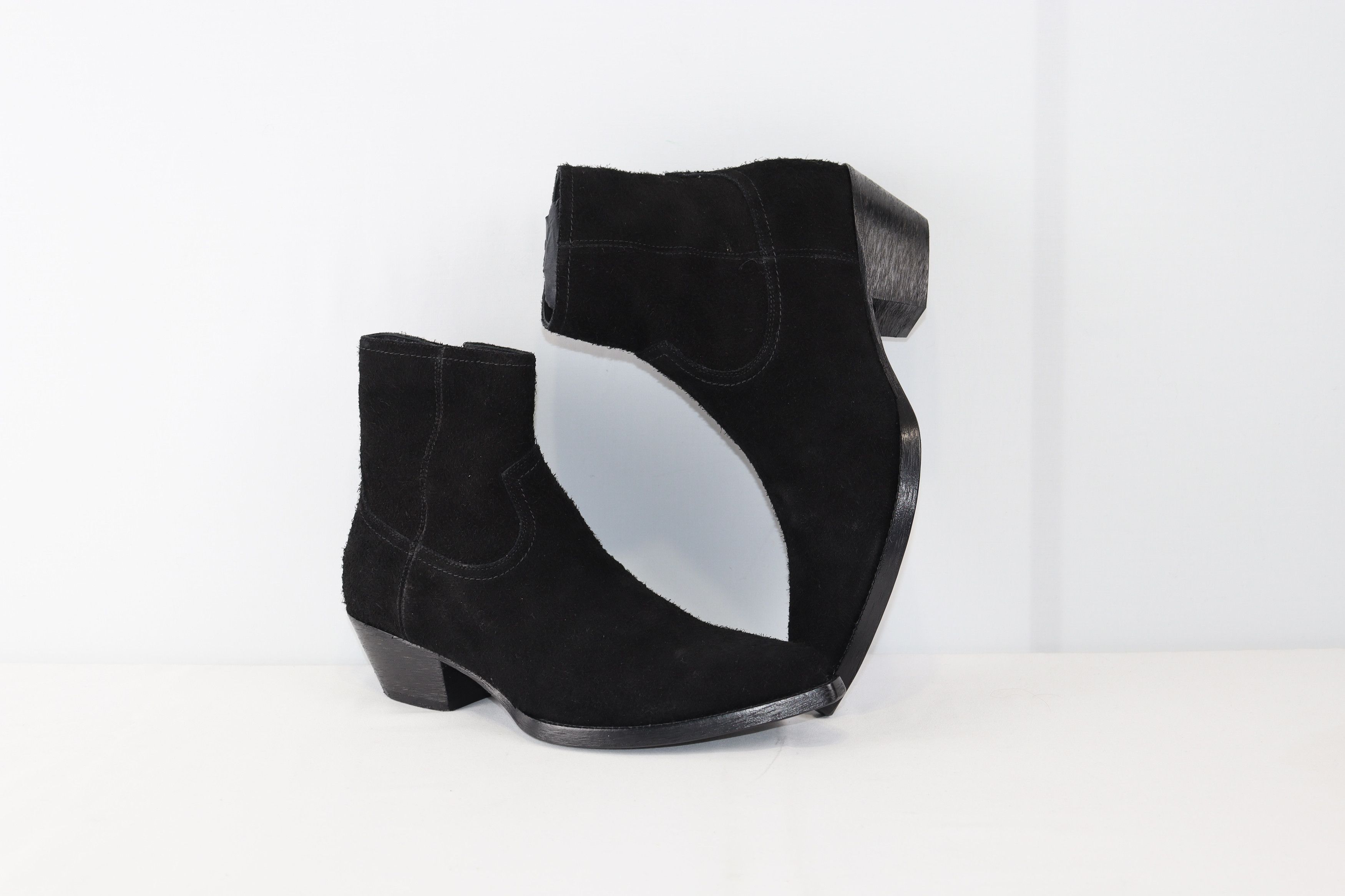 o1rshd1 Lukas 40 Suede Boots in Black