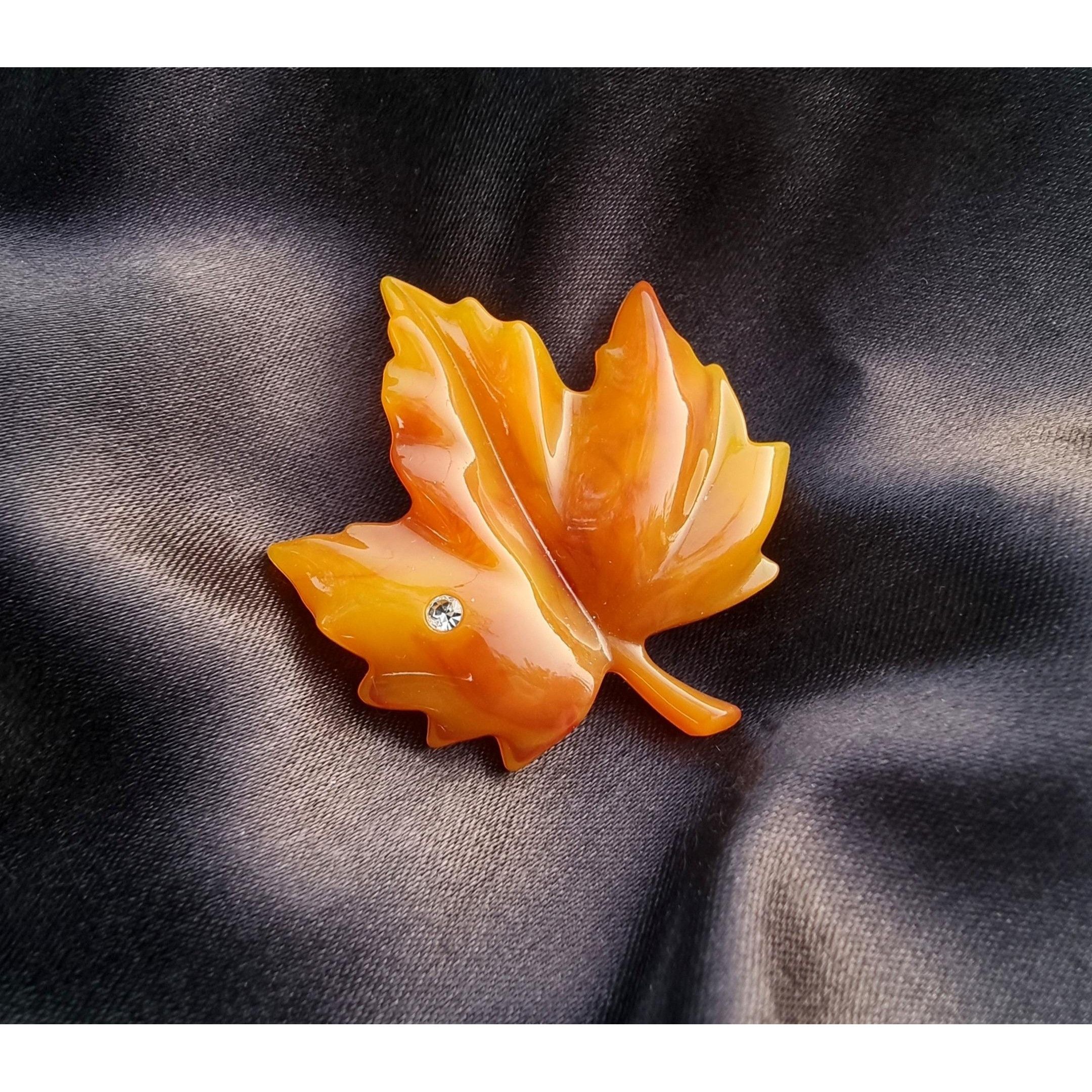 Other Vintage Avon Lucite Orange Fall Autumn Maple Leaf Brooch Pin Size ONE SIZE - 4 Thumbnail