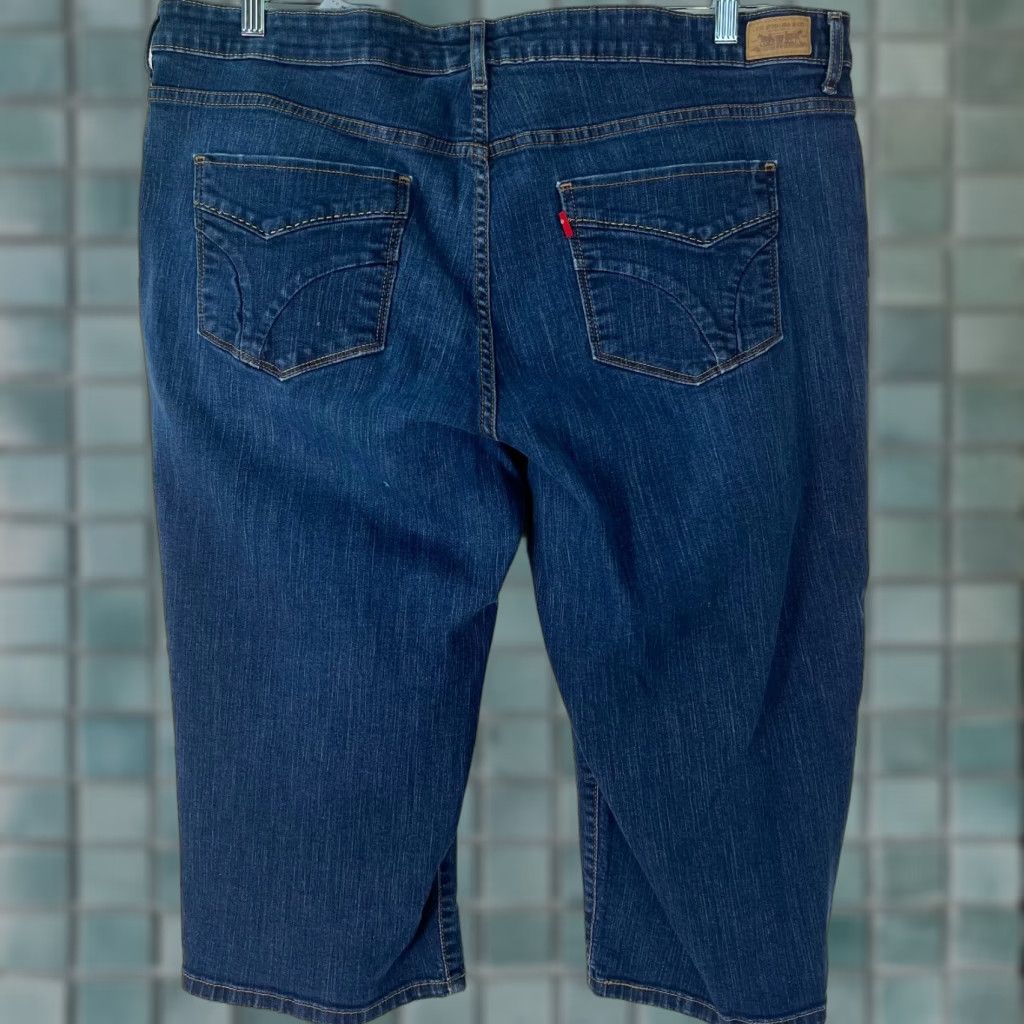 Levi's Levi's Womens Capri Jeans Denim Blue Regular Size 24 5-Pocket Belts Loops Belt Loops Pockets Capri Style Size 30" / US 8 / IT 44 - 1 Thumbnail