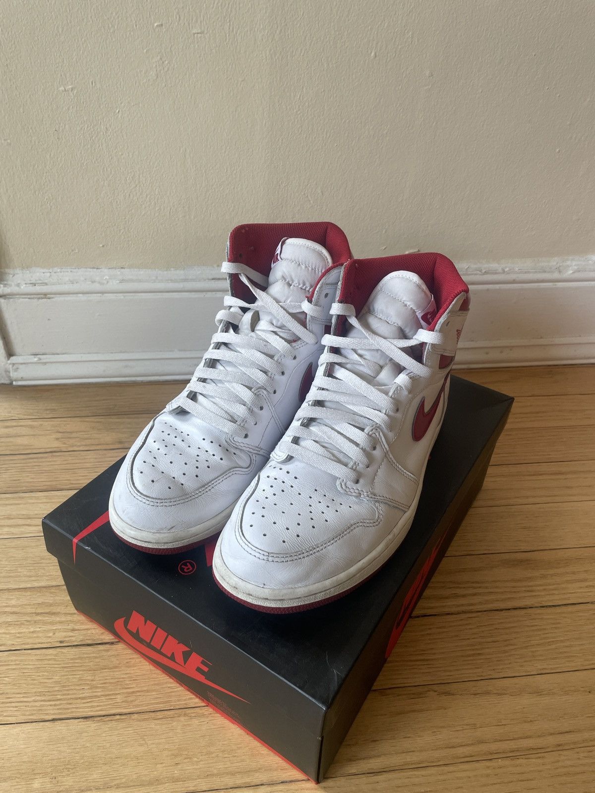 nike air jordan 1 high satin red
