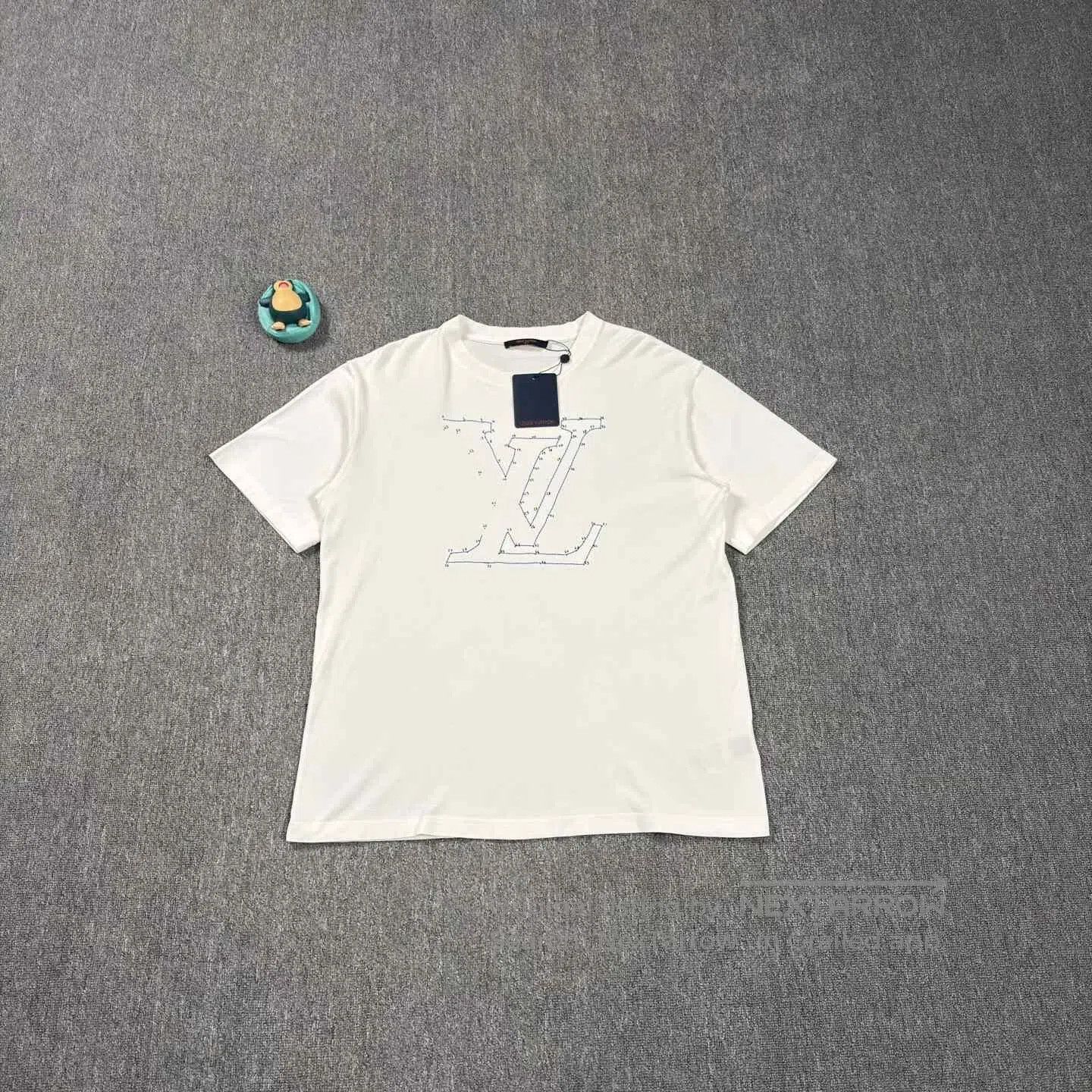 Louis Vuitton LV Embroidered Big Logo White T-shirt. Size US XL / EU 56 / 4 - 1 Thumbnail