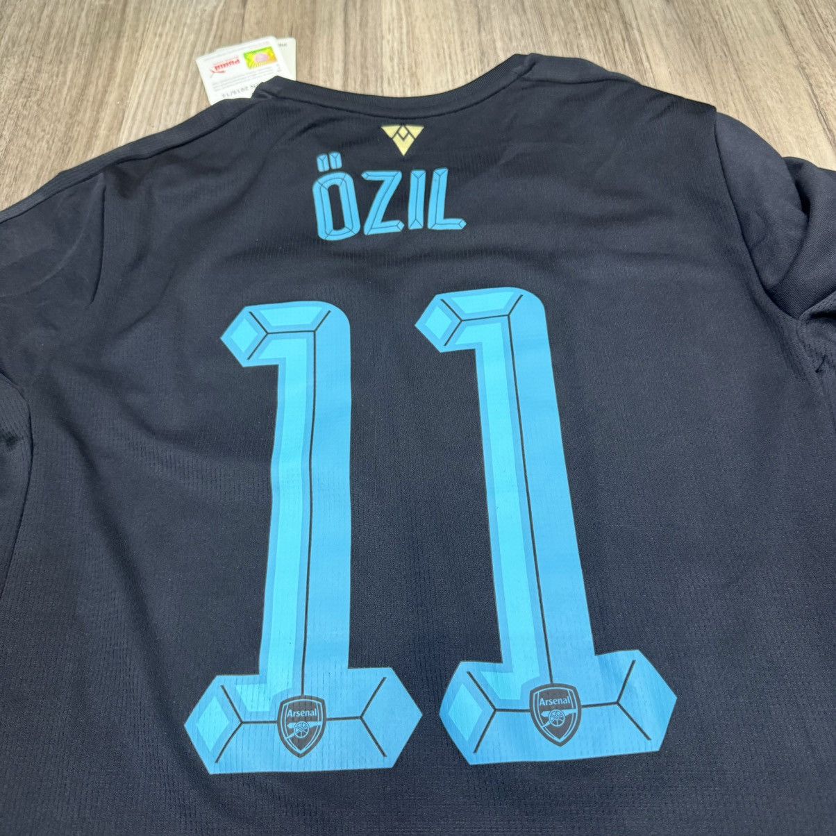 Puma Arsenal 15/16 C/L away shirt #11 ozil (bnwt) Size US M / EU 48-50 / 2 - 6 Thumbnail