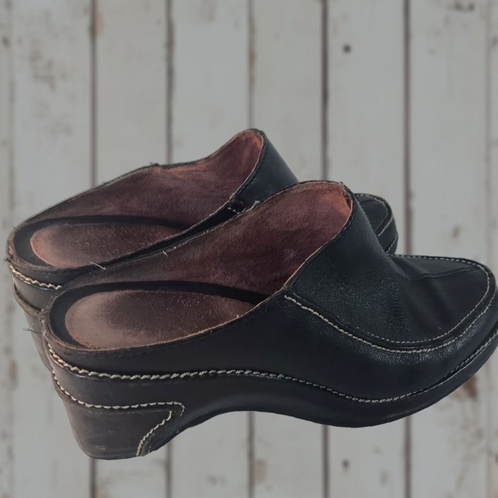 Vintage VINTAGE Aerosoles Leather Clogs Casual Women's Size 8M Black Slip On 2.5in Heel Size US 8 / IT 38 - 1 Thumbnail