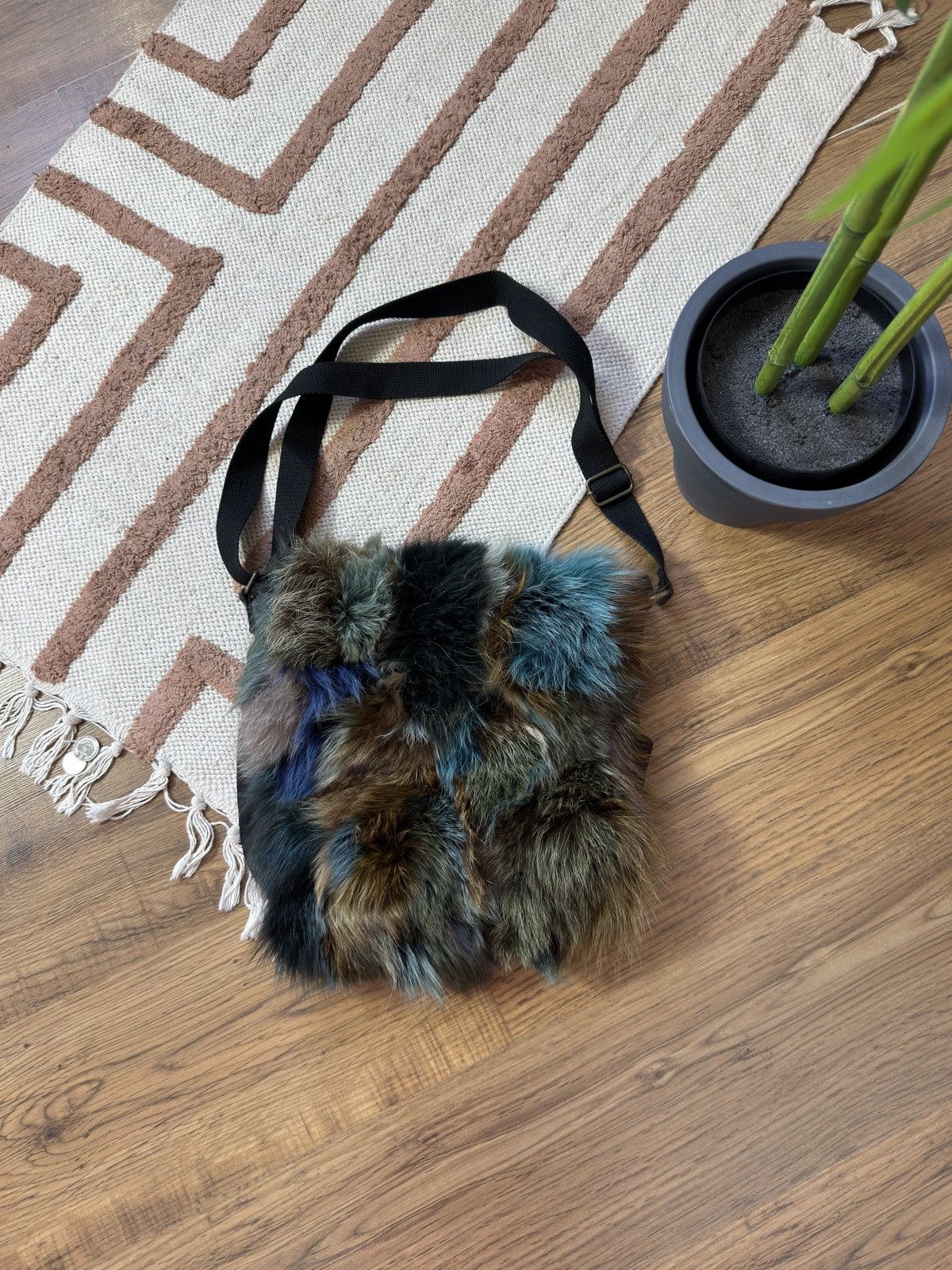 Vintage VINTAGE AVANT GARDE FUR STYLE 2000s CROSSBODY BAG Size ONE SIZE - 1 Thumbnail