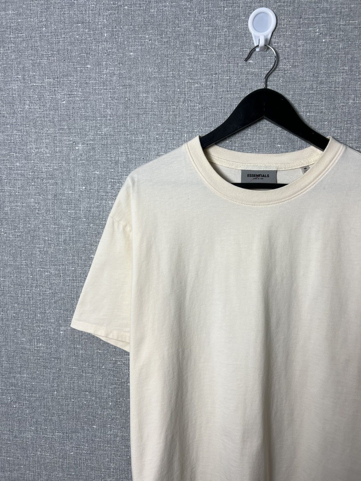 Fear of God FEAR OF GOD Essentials Back Big Logo Tee FOG Beige T-Shirt Size US M / EU 48-50 / 2 - 9 Thumbnail