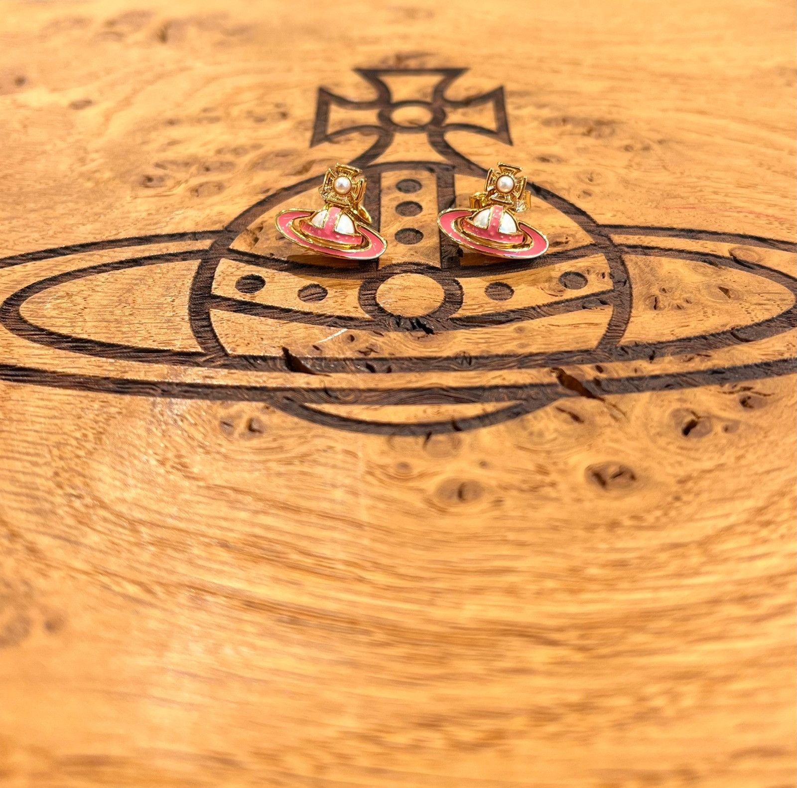 Vivienne Westwood o1f1d3z0525 Size: OS/Simonetta Bas Relief Earrings Gold/Pink Size ONE SIZE - 1 Preview
