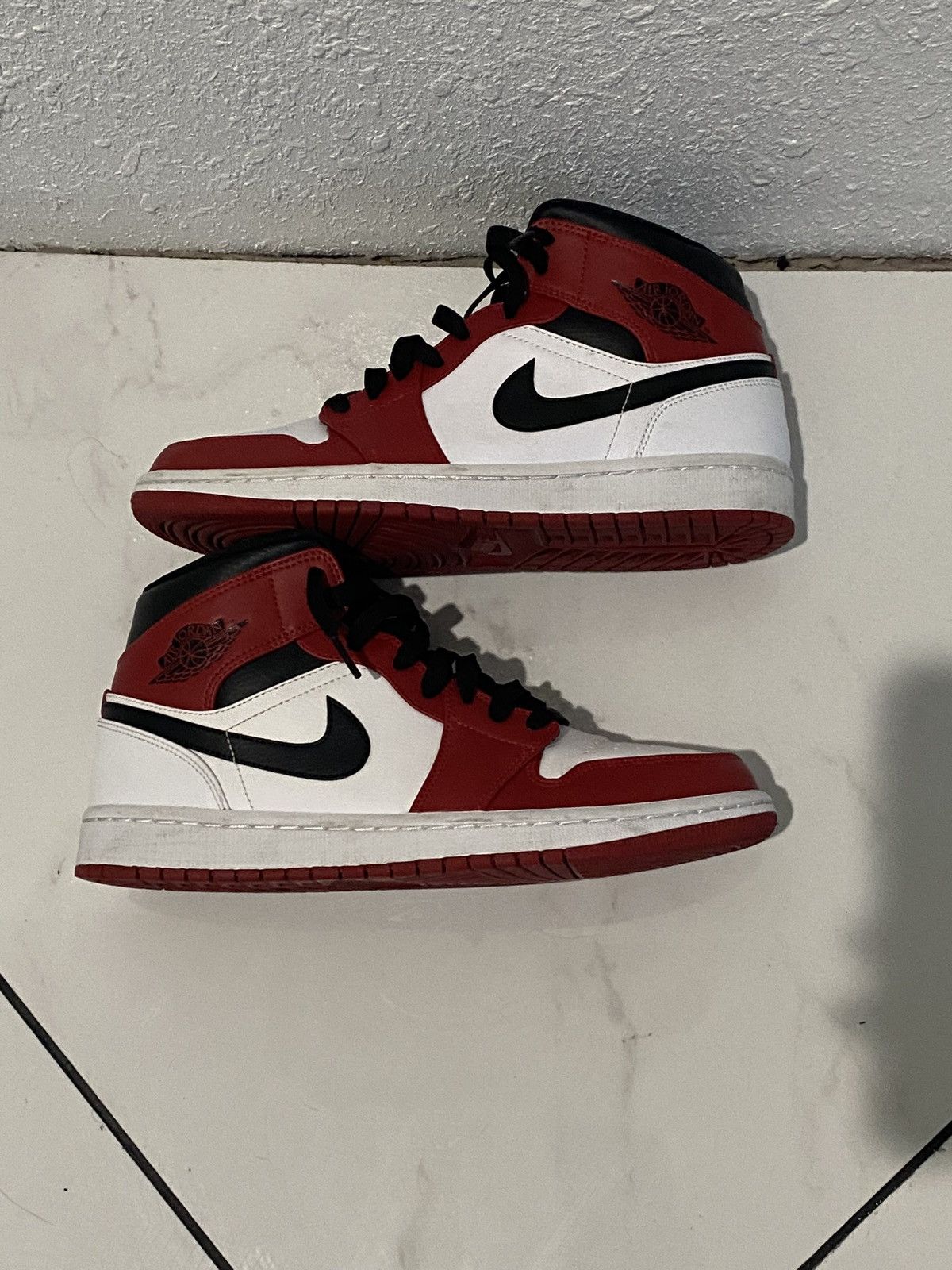 Jordan Brand × Nike Chicago Jordan 1 Mid 2022 Size US 8 / EU 41 - 2 Thumbnail