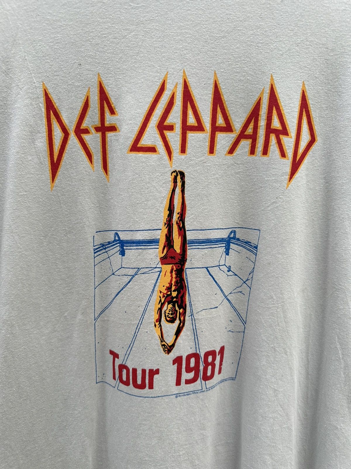Band Tees Def Leppard Tour 1981 High N Dry ©️2014 repro by GU A57 Size US M / EU 48-50 / 2 - 2 Thumbnail
