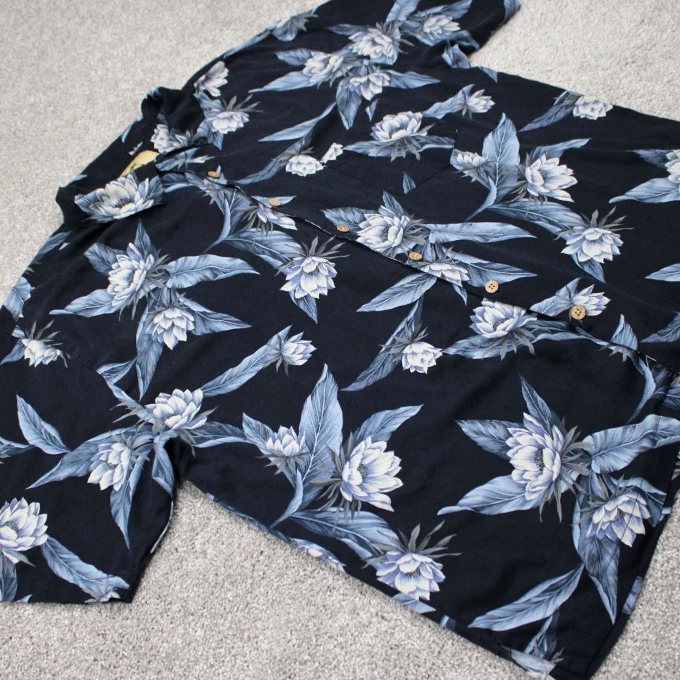 Vintage Jamaica Jaxx Silk Button-Up Floral Camp Shirt Men 2XL Blue S/S Collared Casual/Party/Cocktail All Seasons Shirt Mens 2XL Blue Floral Silk Button-Up Size US XXL / EU 58 / 5 - 6 Thumbnail