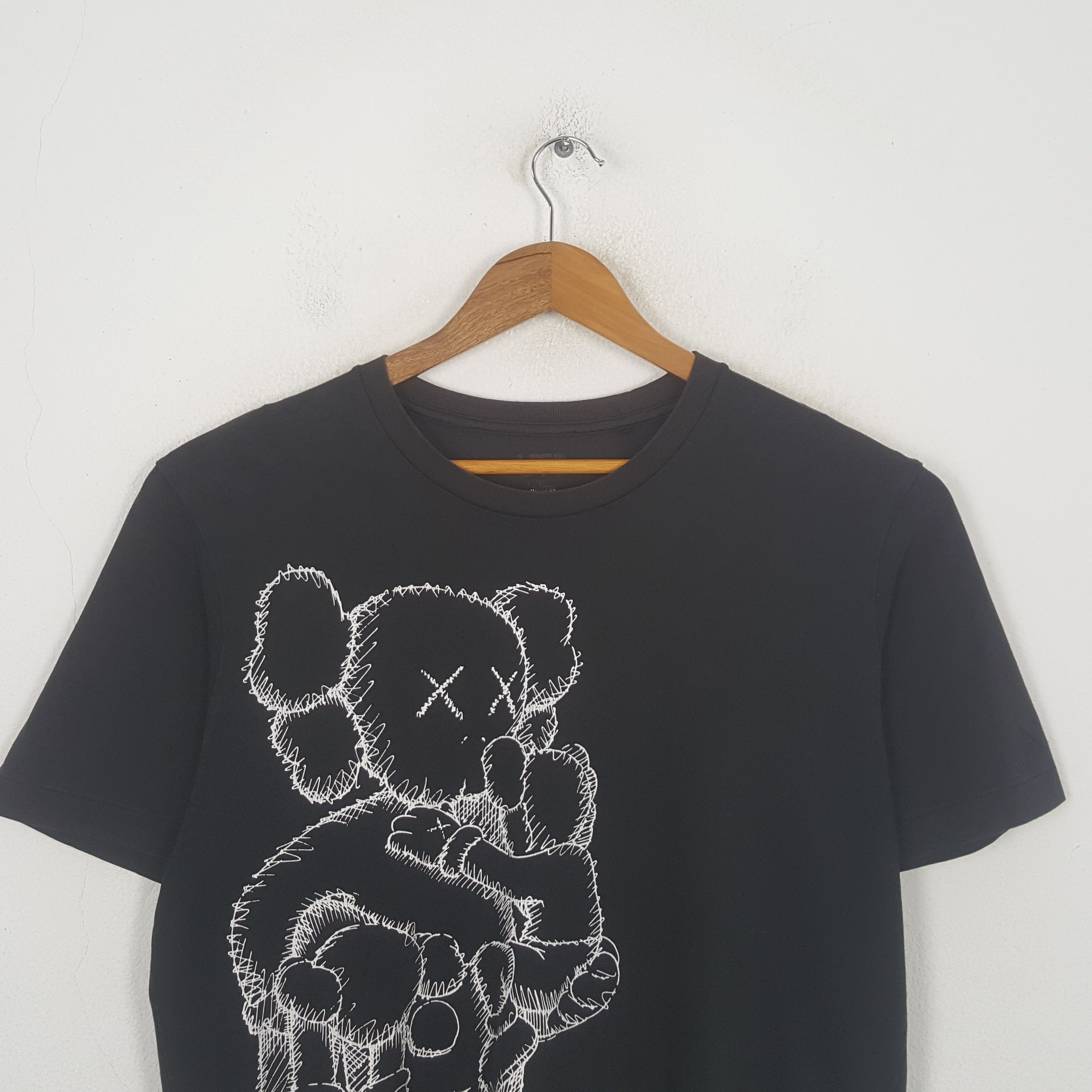 Japanese Brand Vintage Uniqlo x Kaws Japanese Brand T-shirt C294N40 Size US L / EU 52-54 / 3 - 2 Thumbnail
