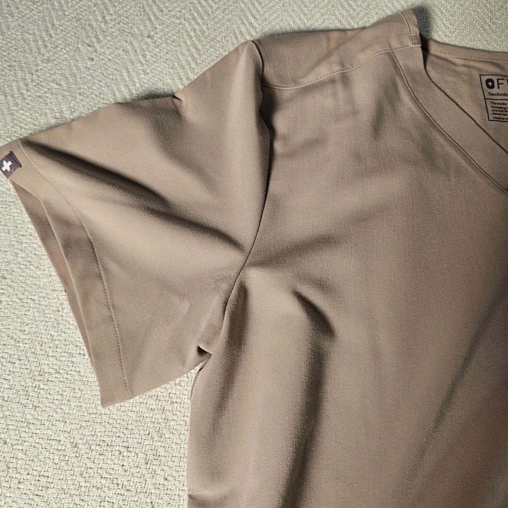 Vintage Figs Technical Scrub Top Size Med Three Pockets Short Sleeve V-Neck Beige Tan Size US M / EU 48-50 / 2 - 7 Thumbnail