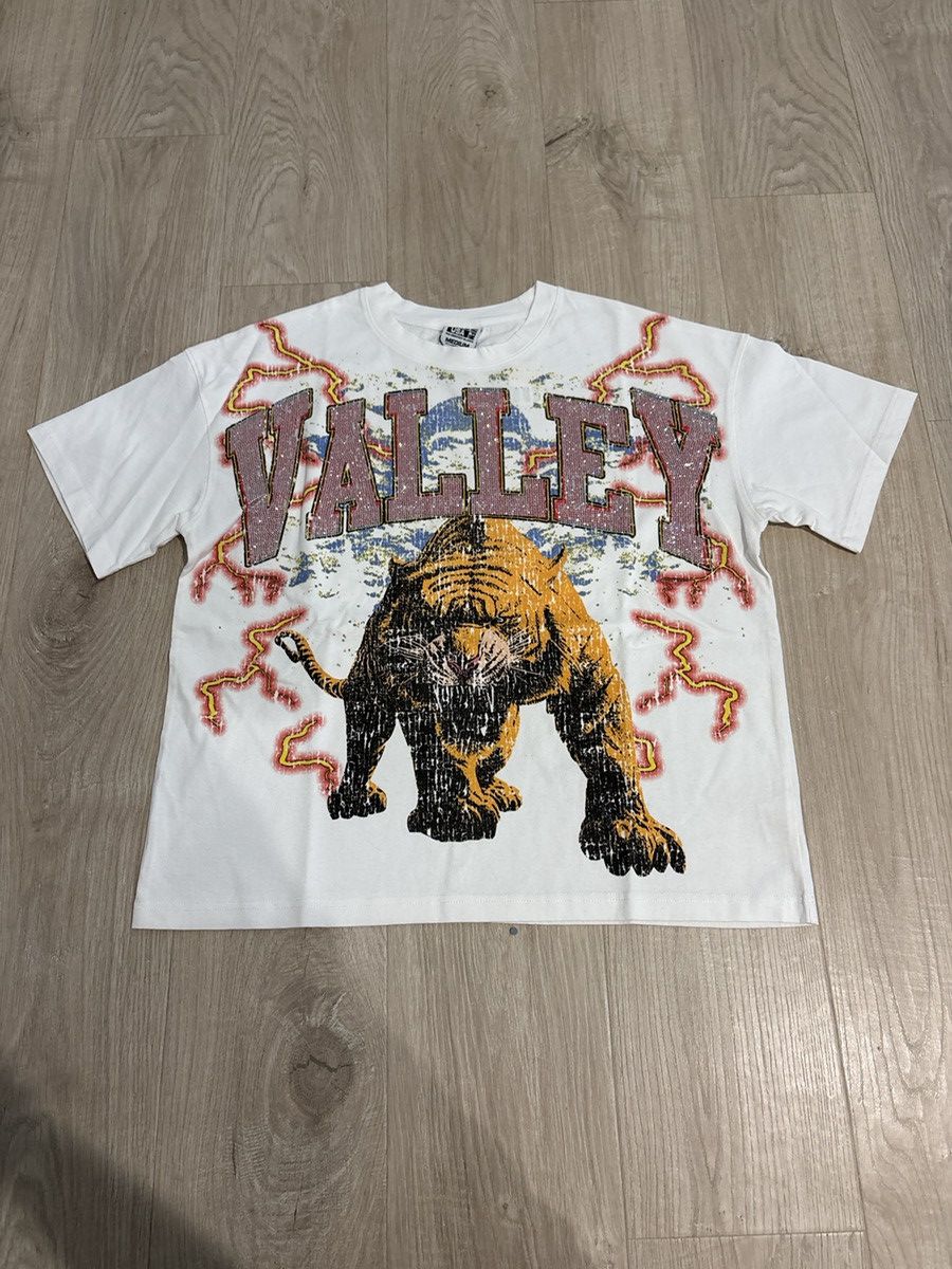 Vale “Eye Of The Tiger” Bling Tee Size L🐅