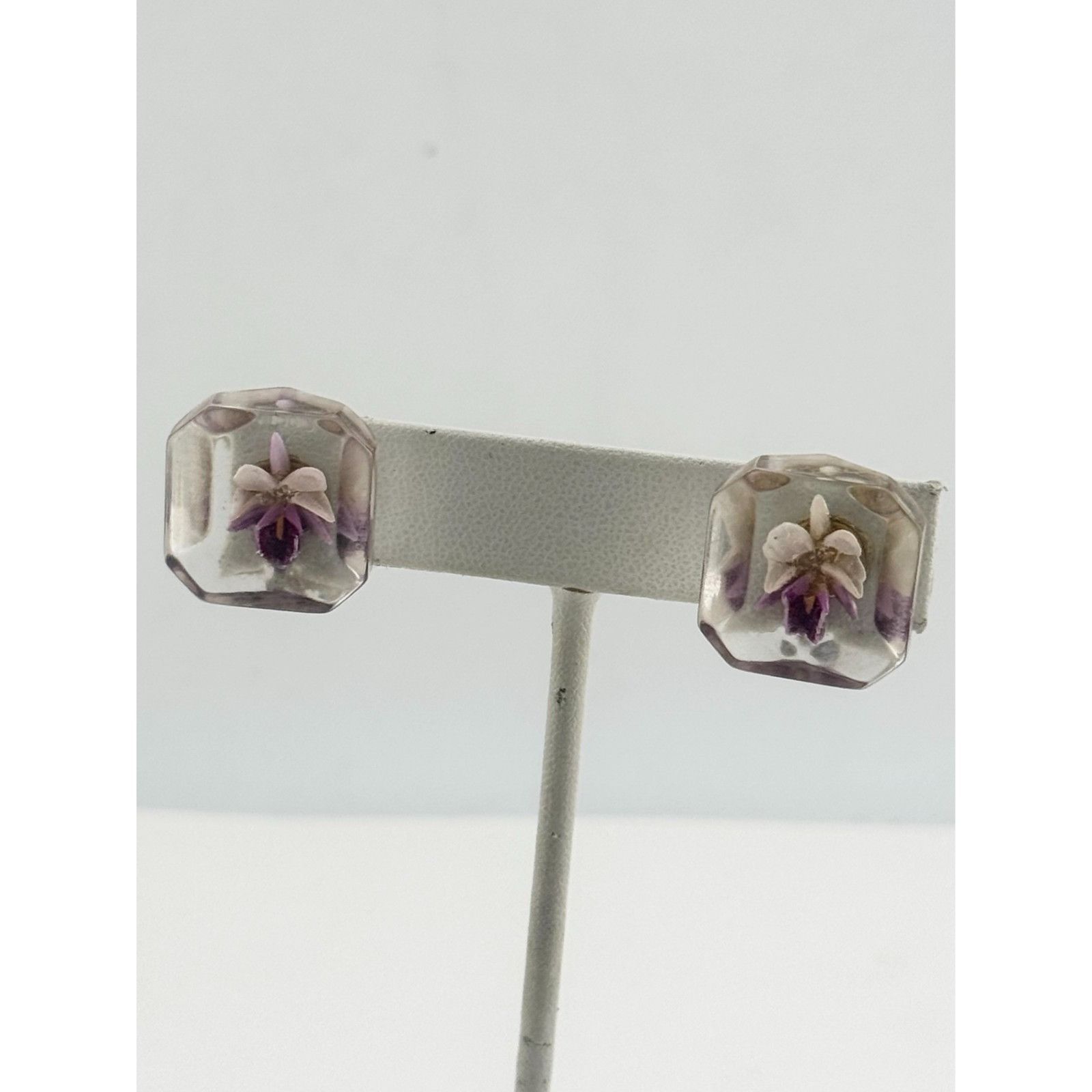 Vintage Vintage lucite purple flower screw back earrings Size ONE SIZE - 2 Thumbnail