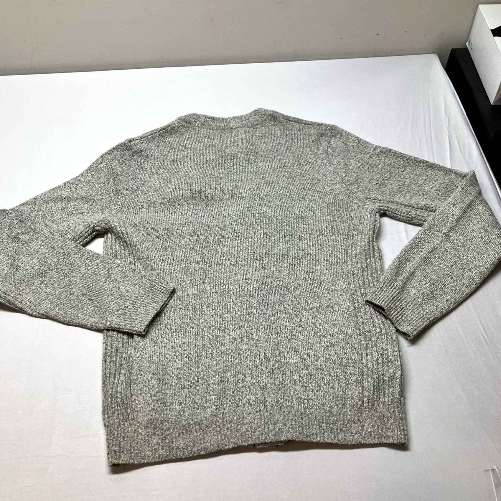 Urban Outfitters Urban Outfitters O'Hanlon Mills V Neck Wool Cardigan Tweed Sweater Gray Size S Men Cardigan V-Neck Wool Tweed Gray S Pockets Button Vintage? No Size US S / EU 44-46 / 1 - 3 Thumbnail