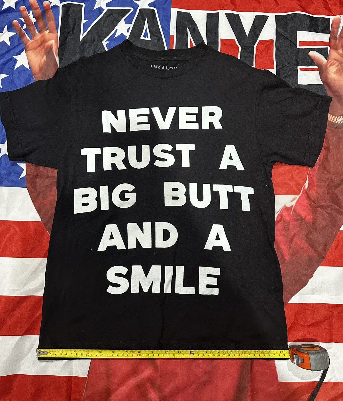 Other unknown clothing “never trust a big butt and smile “ tee Size US M / EU 48-50 / 2 - 1 Thumbnail