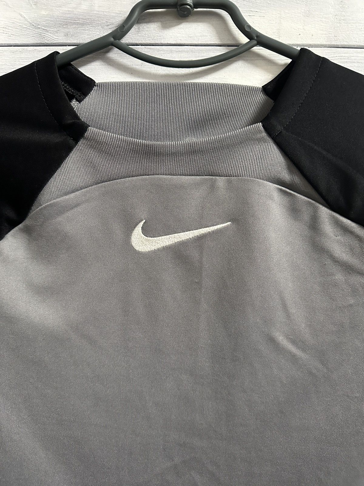 Nike Rare T-Shirt Nike Centr Logo Small Swoosh Vintage Y2K Size US M / EU 48-50 / 2 - 2 Thumbnail