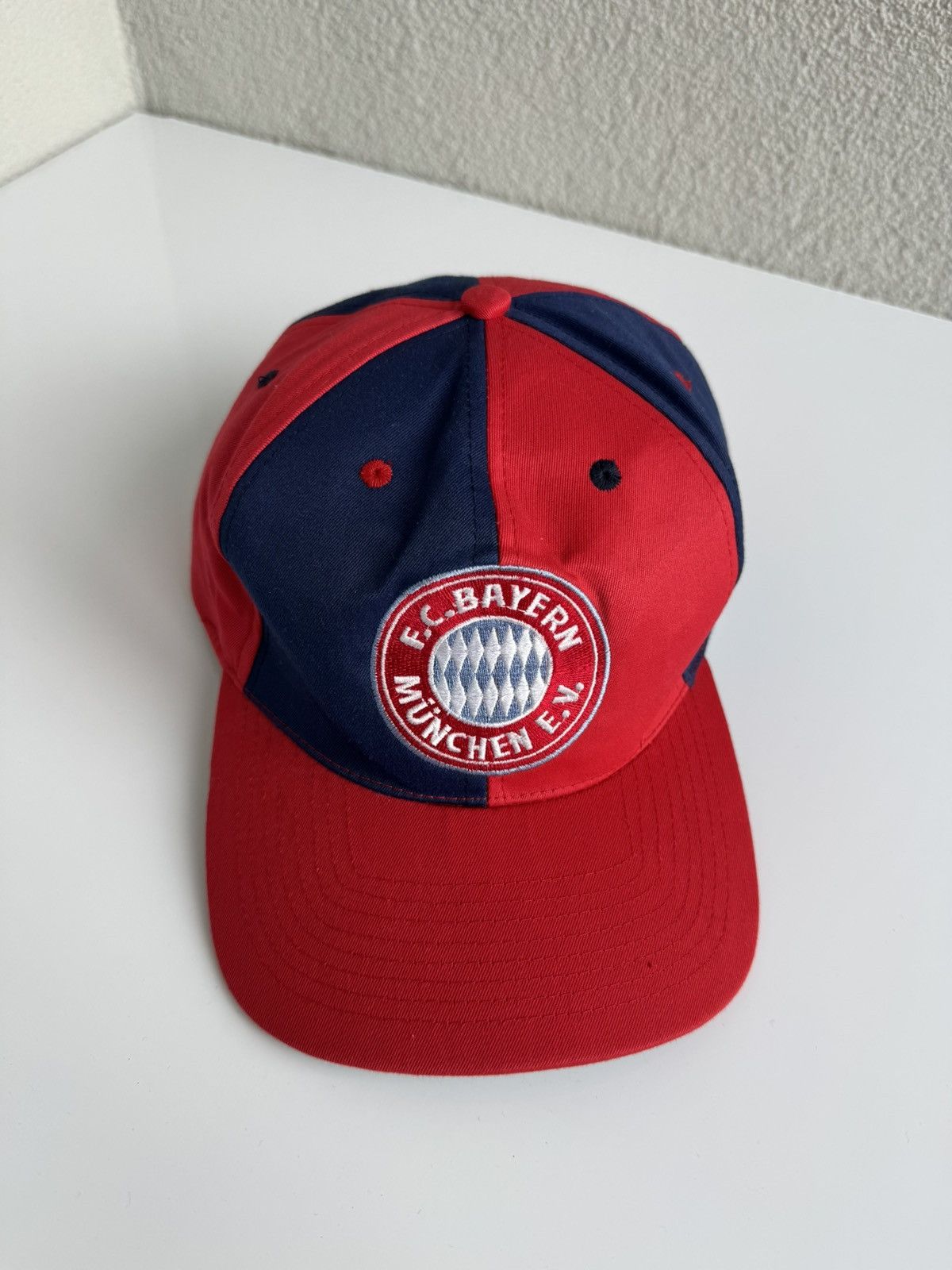 Vintage FC Bayern Munich SnapBack Cap Red Size ONE SIZE - 3 Thumbnail