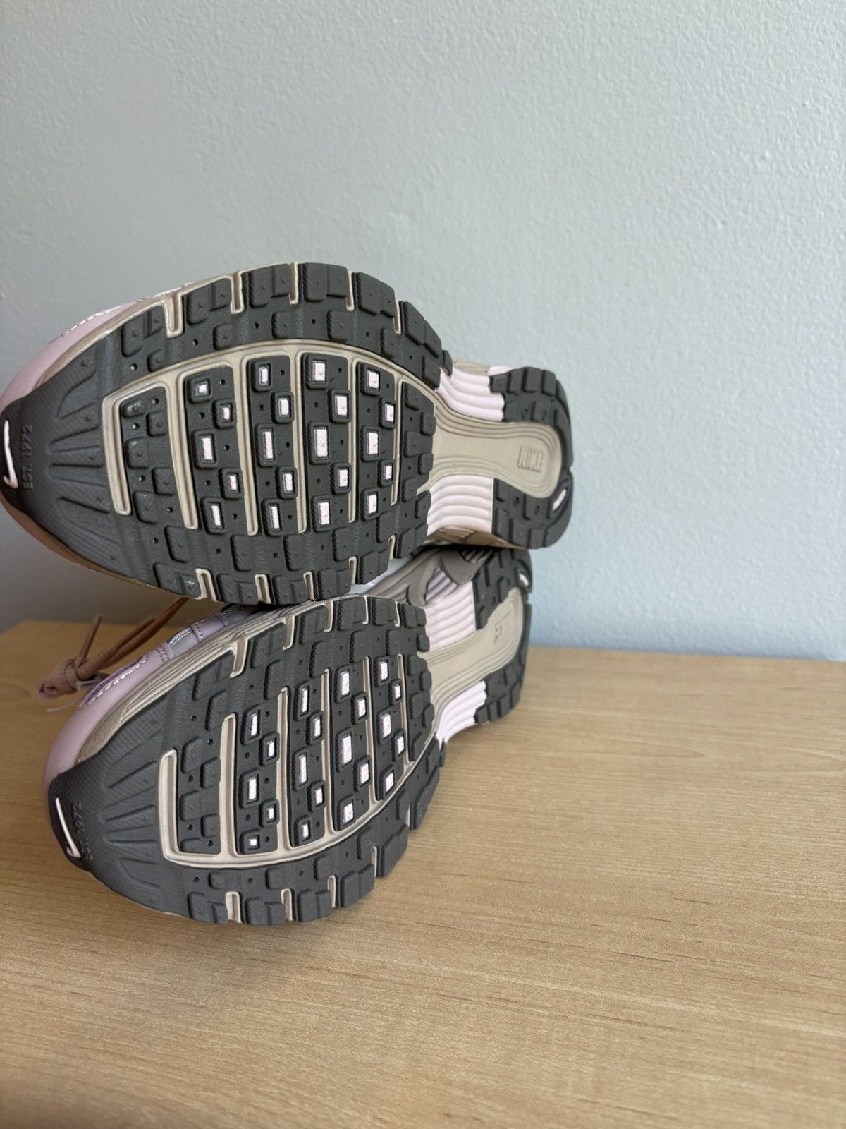 Nike Nikes P-6000 Pink / Beige runners Size US 9 / EU 42 - 4 Thumbnail