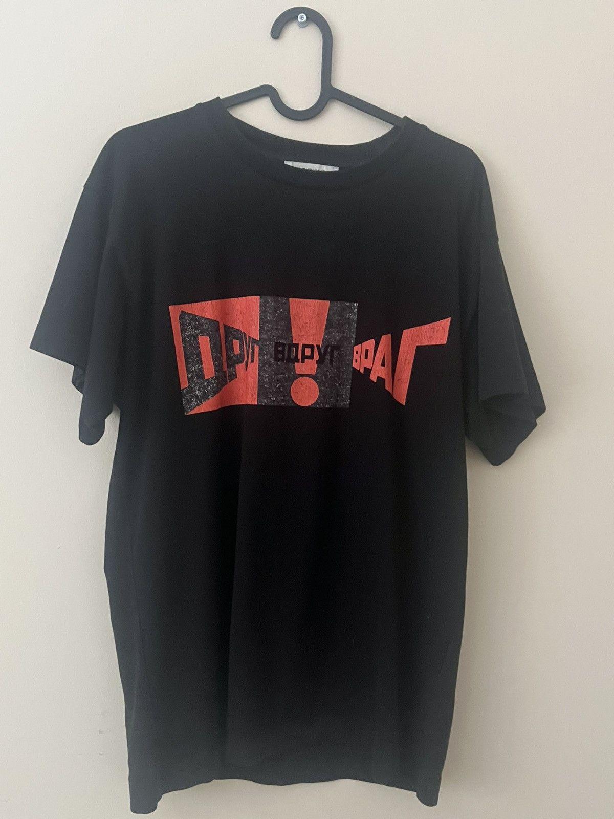 Gosha Rubchinskiy Gosha Rubchinskiy Drug Vdrug Vrag Graphic T-Shirt Size US M / EU 48-50 / 2 - 1 Thumbnail