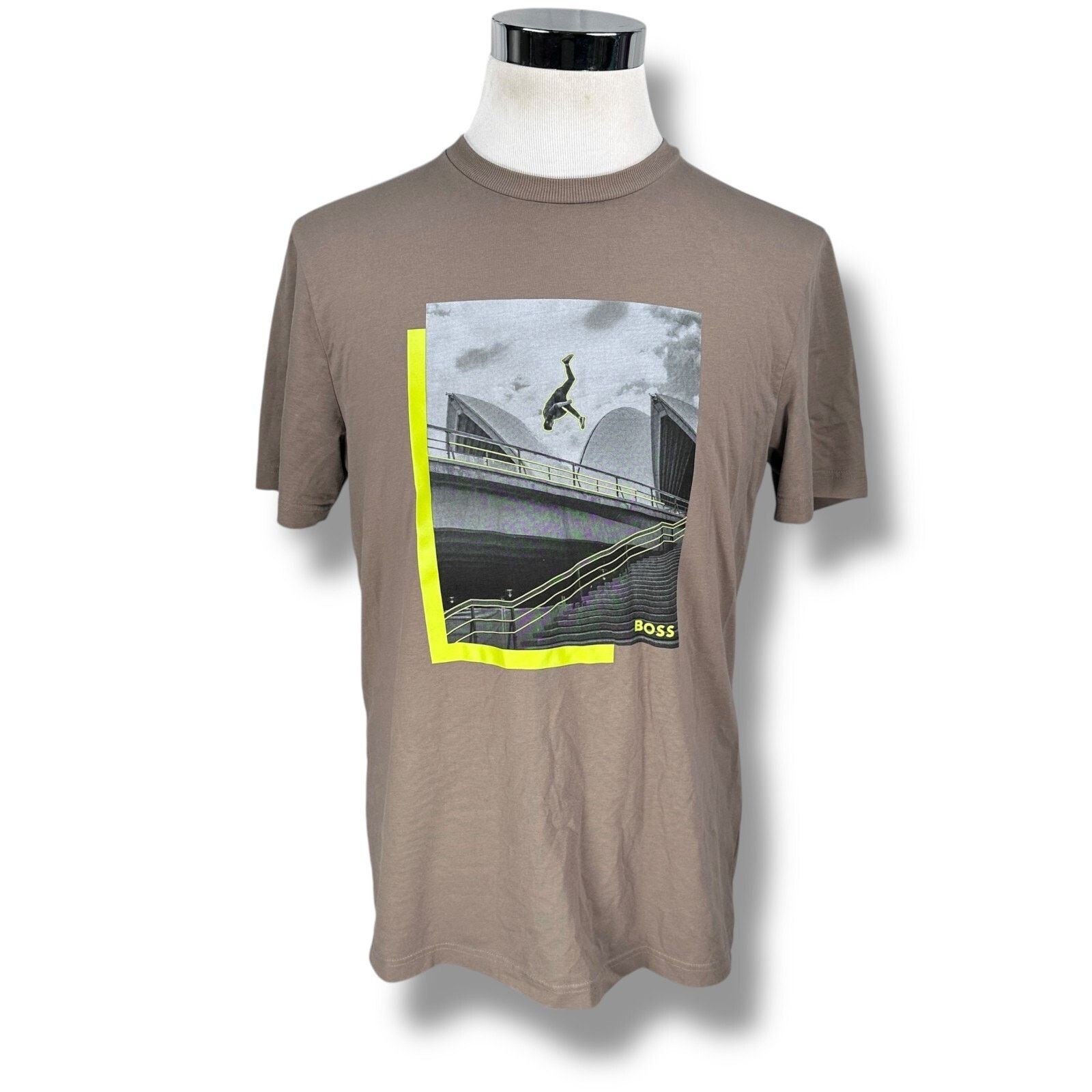 Hugo Boss Hugo Boss Tee T-Shirt Men’s Large Brown Graphic Short Sleeve Size US L / EU 52-54 / 3 - 1 Thumbnail