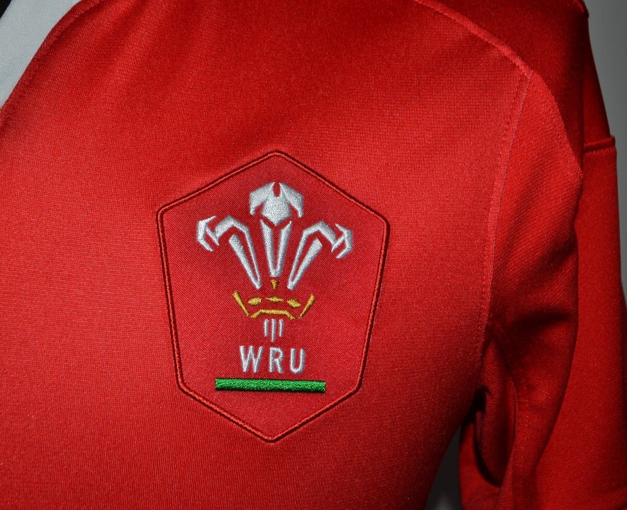 Under Armour Welsh Rugby WRU Red Jersey Shirt Isuzu Under Armour Size US S / EU 44-46 / 1 - 4 Thumbnail