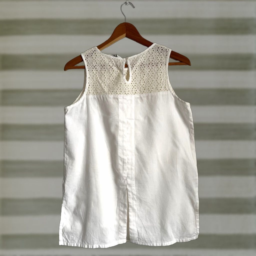 Mountain Khakis VINTAGE Mountain Khakis Women’s Sleeveless Top Eyelet Lace Yoke Relaxed Sz S Tank White Cotton Be Basic Beach City Outdoor Lightweight Size S / US 4 / IT 40 - 1 Thumbnail
