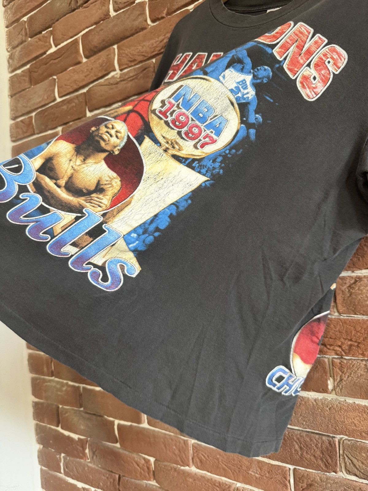 NBA Vintage 90s Chicago Bulls 1997 Championship Rap Tee Size US XL / EU 56 / 4 - 6 Thumbnail