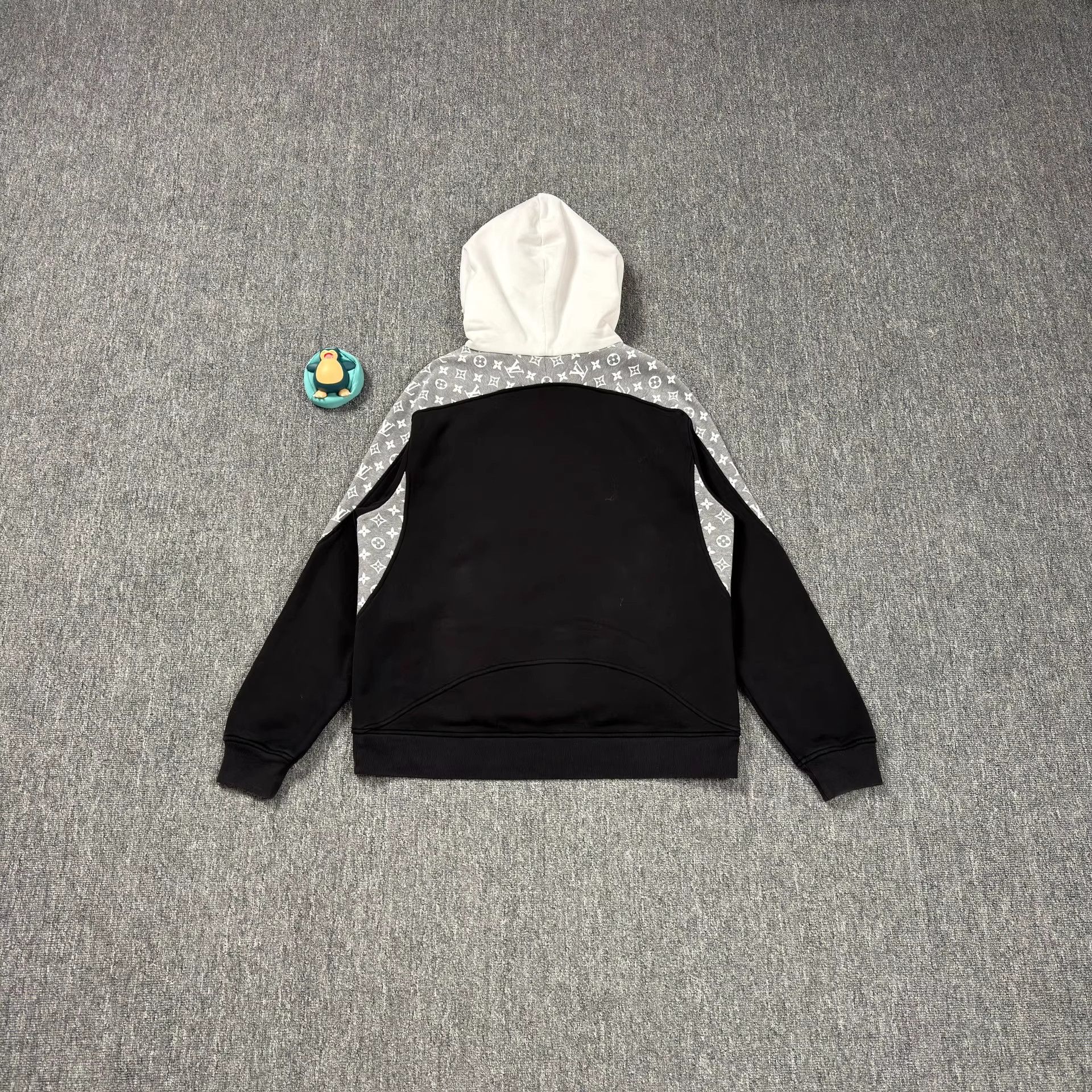 Louis Vuitton LV Circumferential Print White Hooded Sweatshirt Size M / US 6-8 / IT 42-44 - 2 Thumbnail
