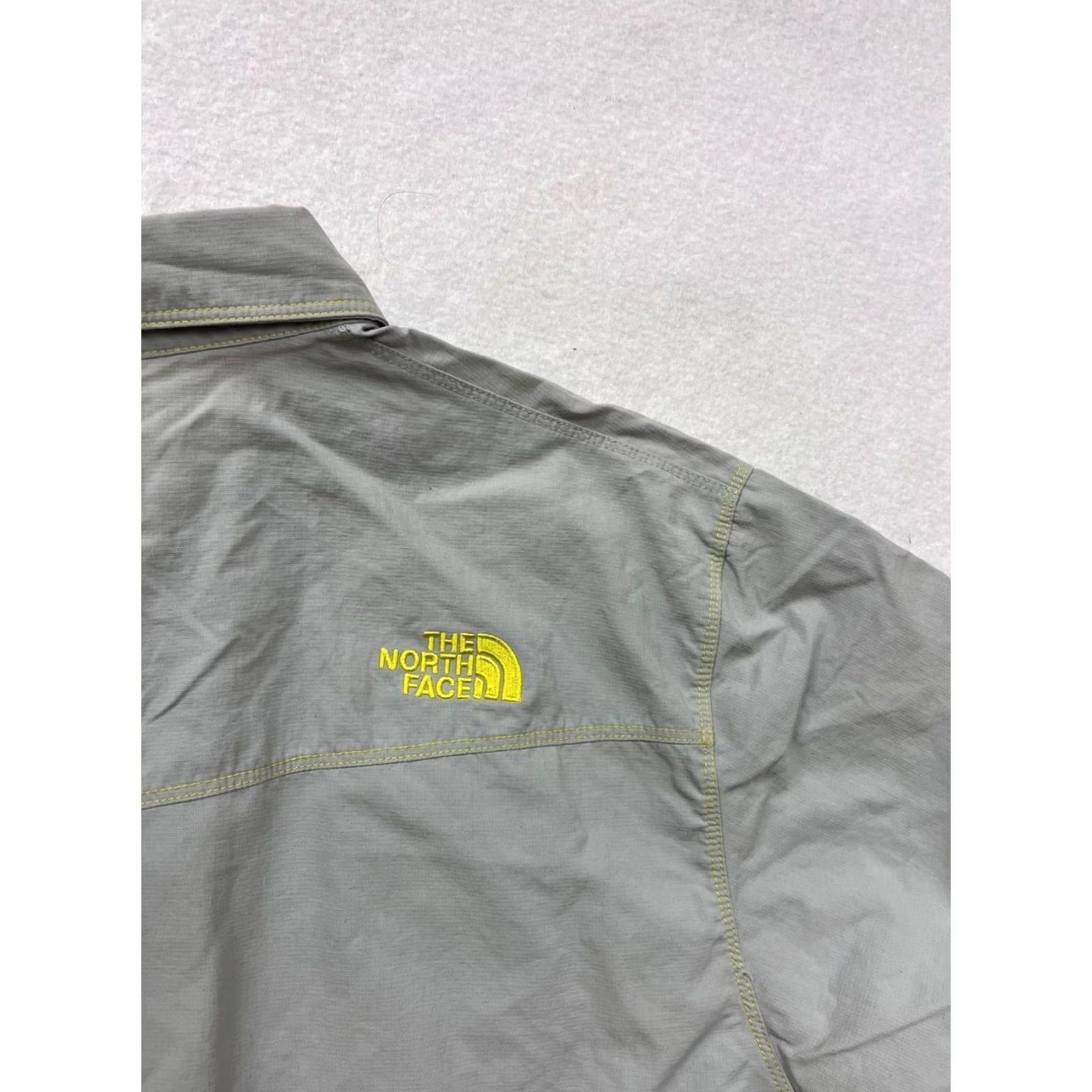 The North Face The North Face Shirt Mens XL Light Gray Short Sleeve Button-Up Nylon Polyester Gray 6612 Mens XL Size US XL / EU 56 / 4 - 7 Thumbnail