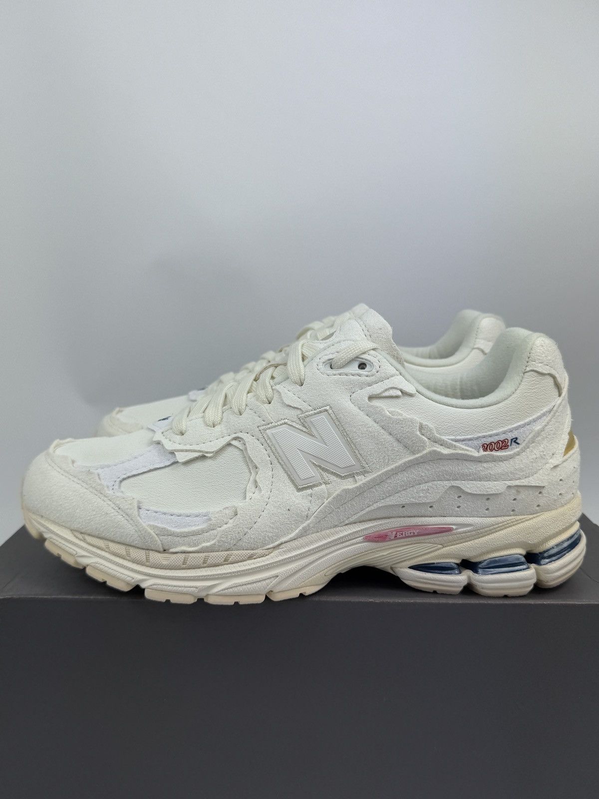 New Balance NEW BALANCE 2002R Size US 8 / EU 41 - 2 Thumbnail