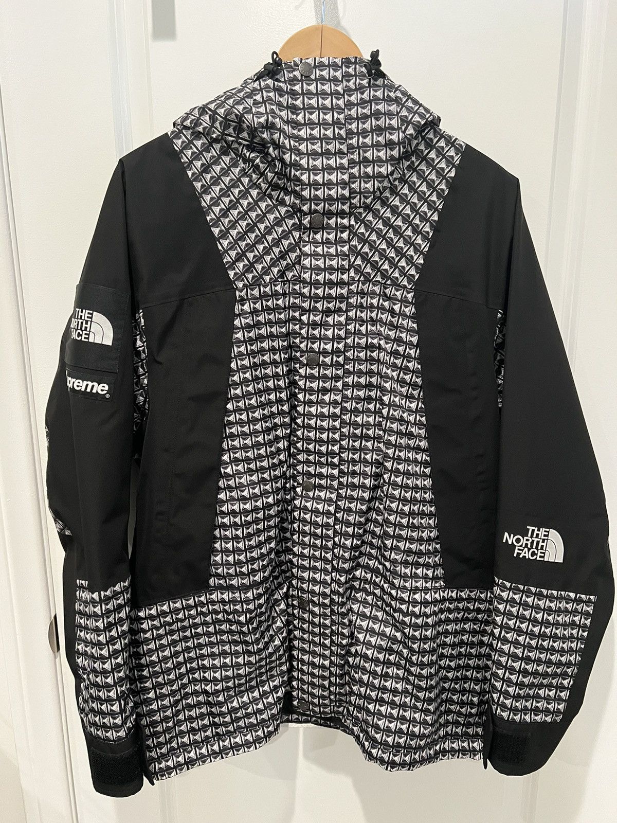 Supreme Supreme / The North Face Studded Mountain Light Jacket ...